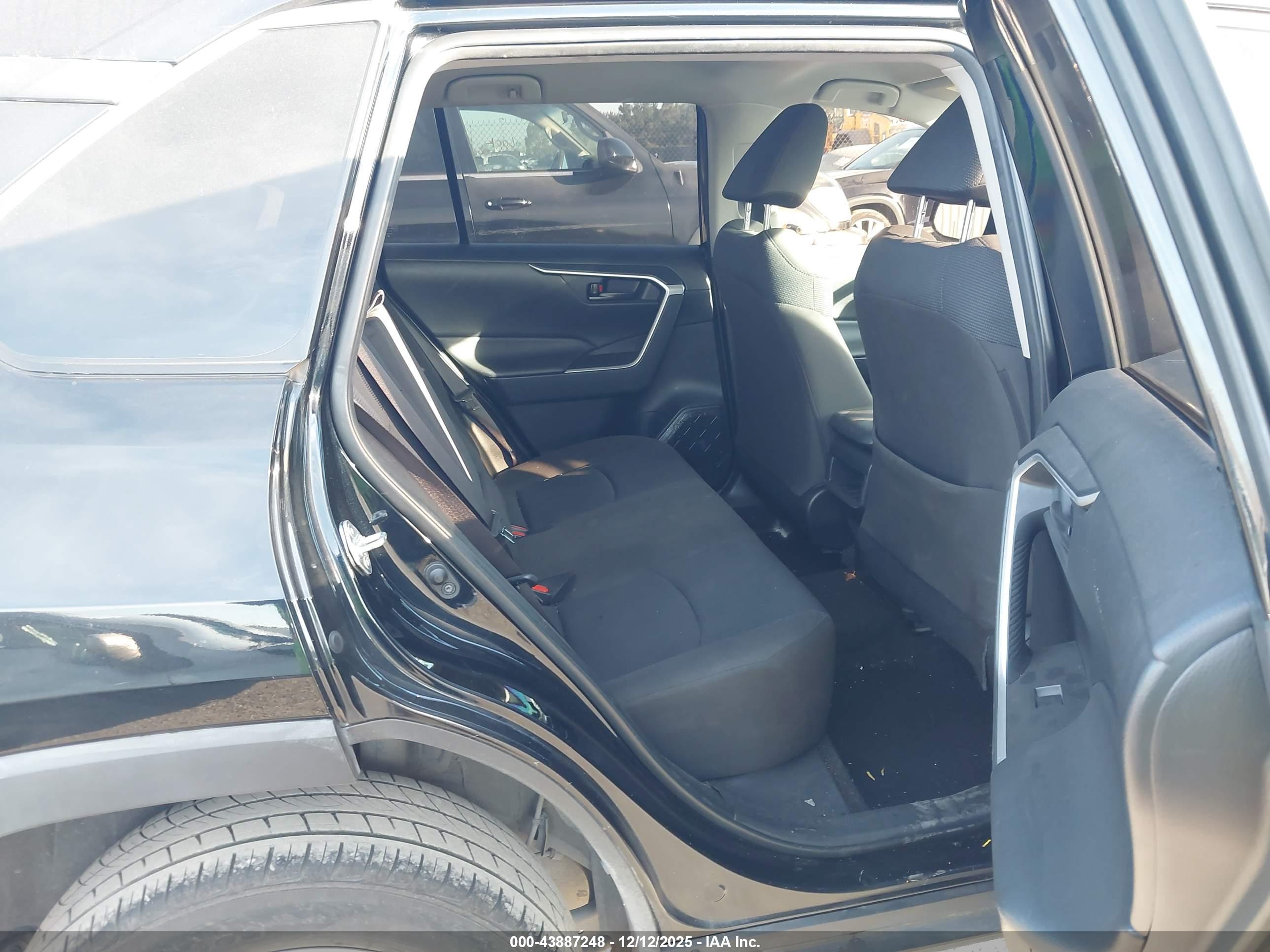 TOYOTA RAV4 image 8