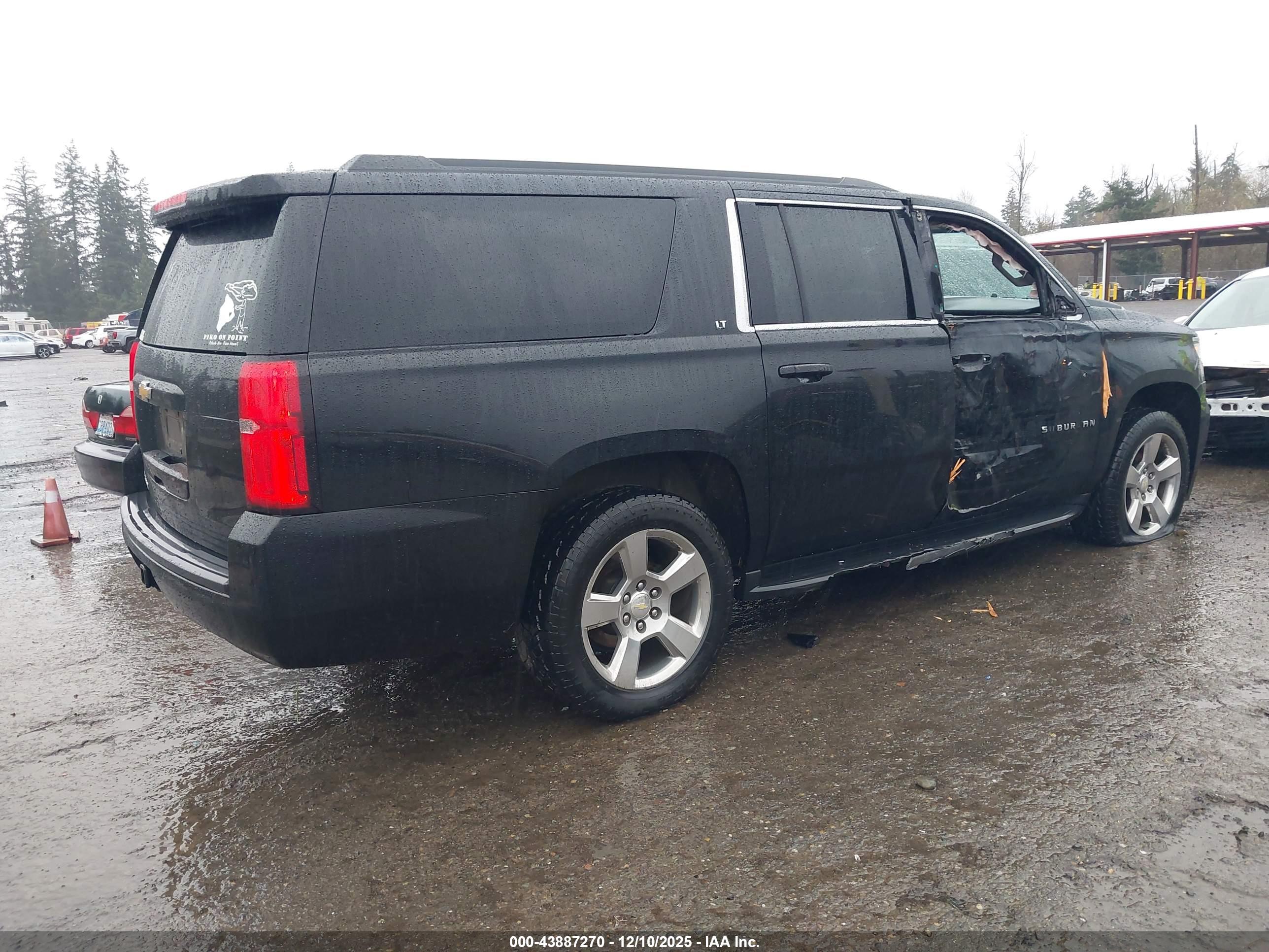 CHEVROLET SUBURBAN image 4