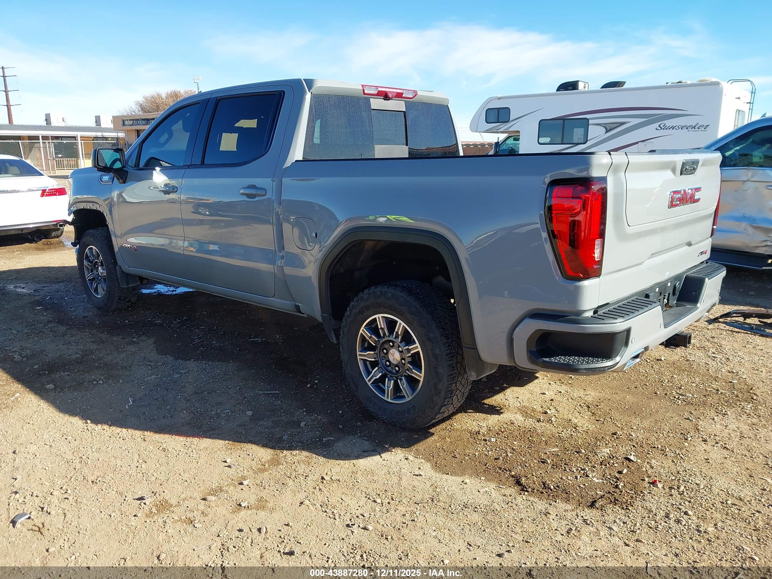 GMC SIERRA image 3