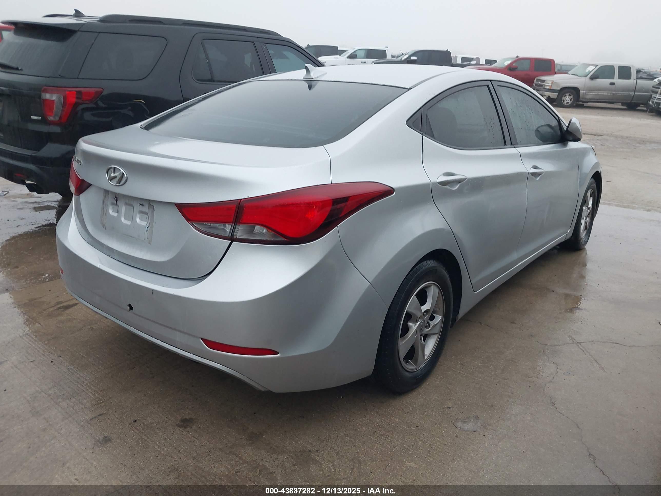 HYUNDAI ELANTRA image 4