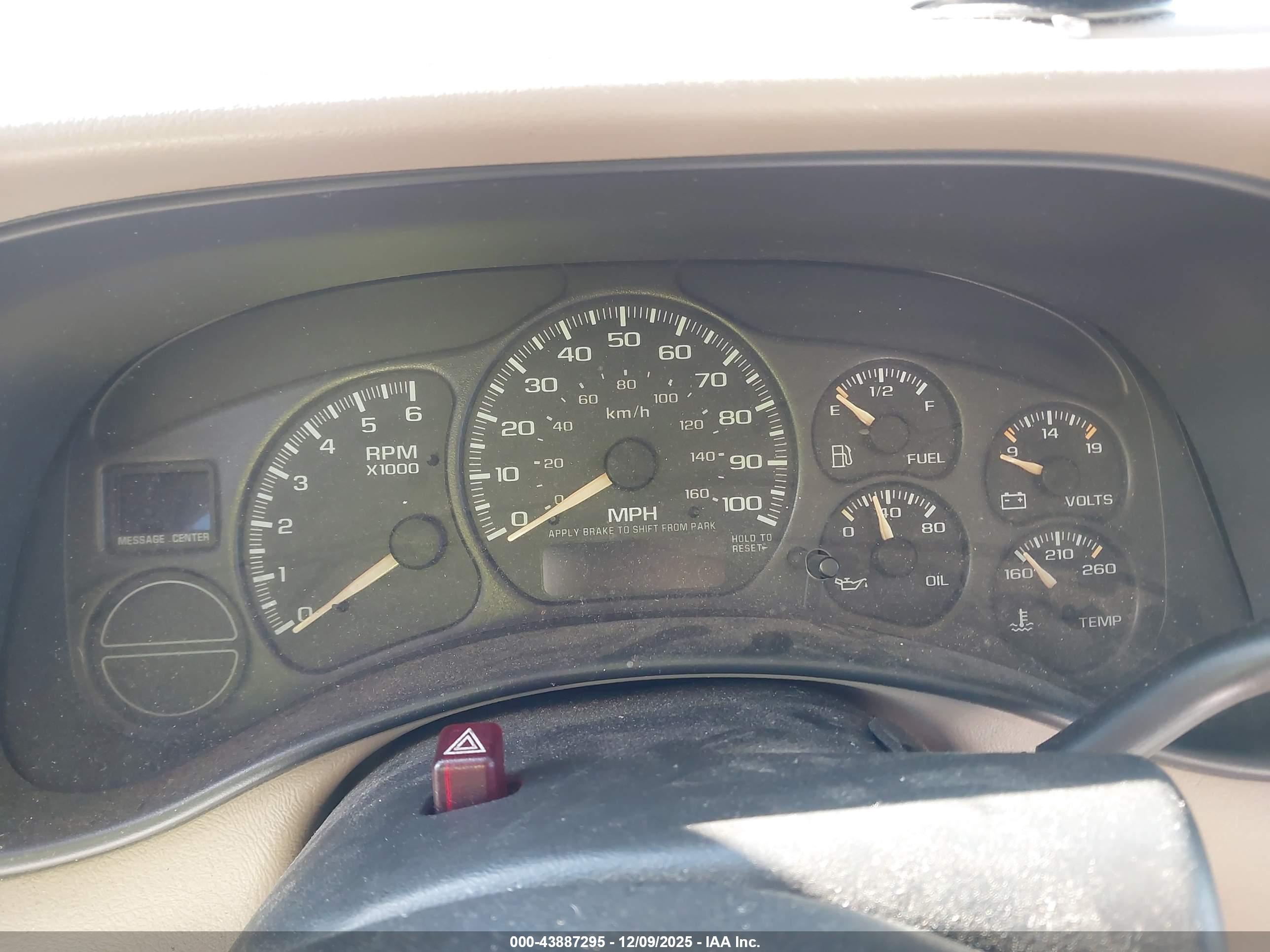 CHEVROLET SUBURBAN image 7