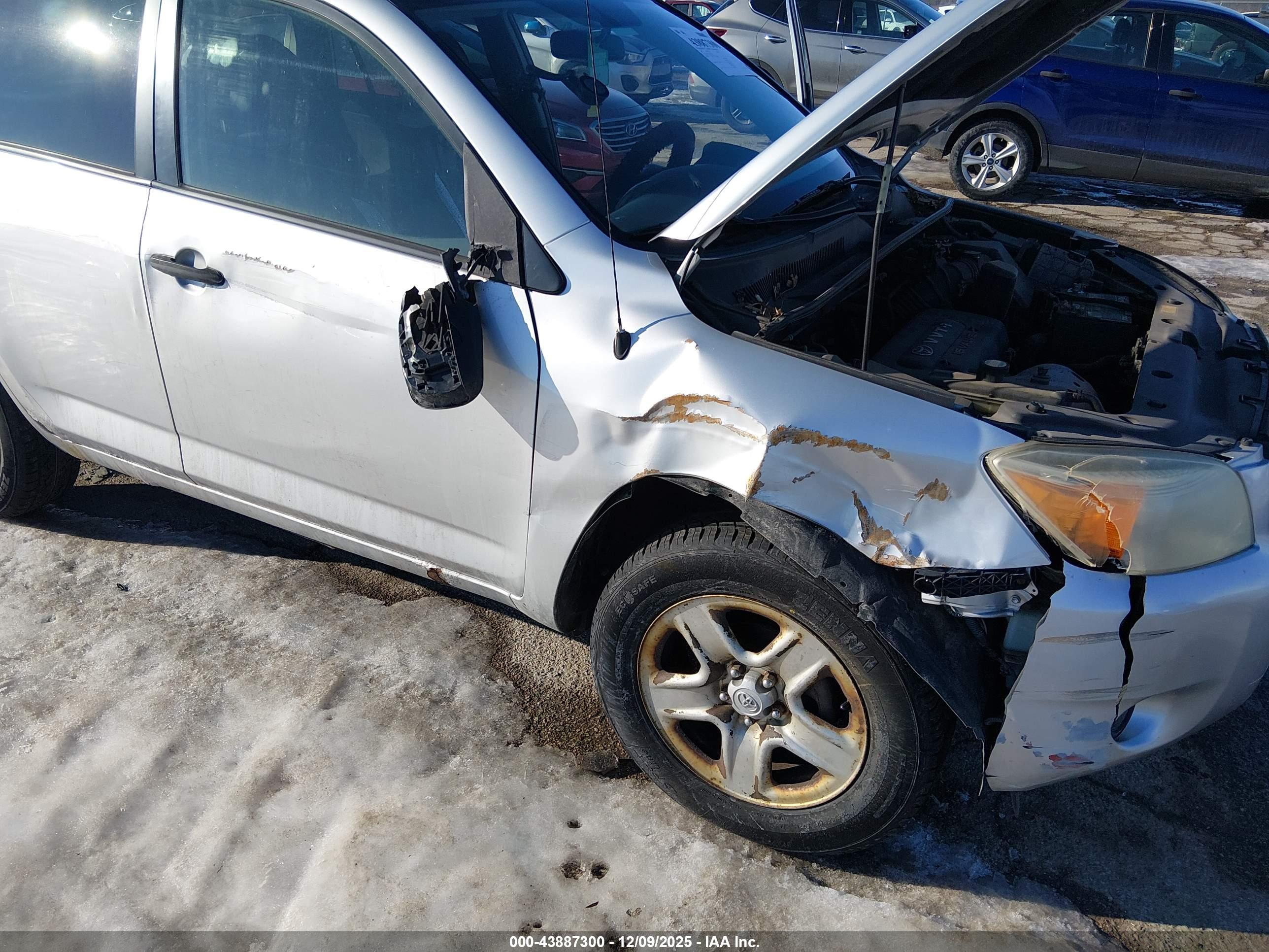 TOYOTA RAV4 image 6