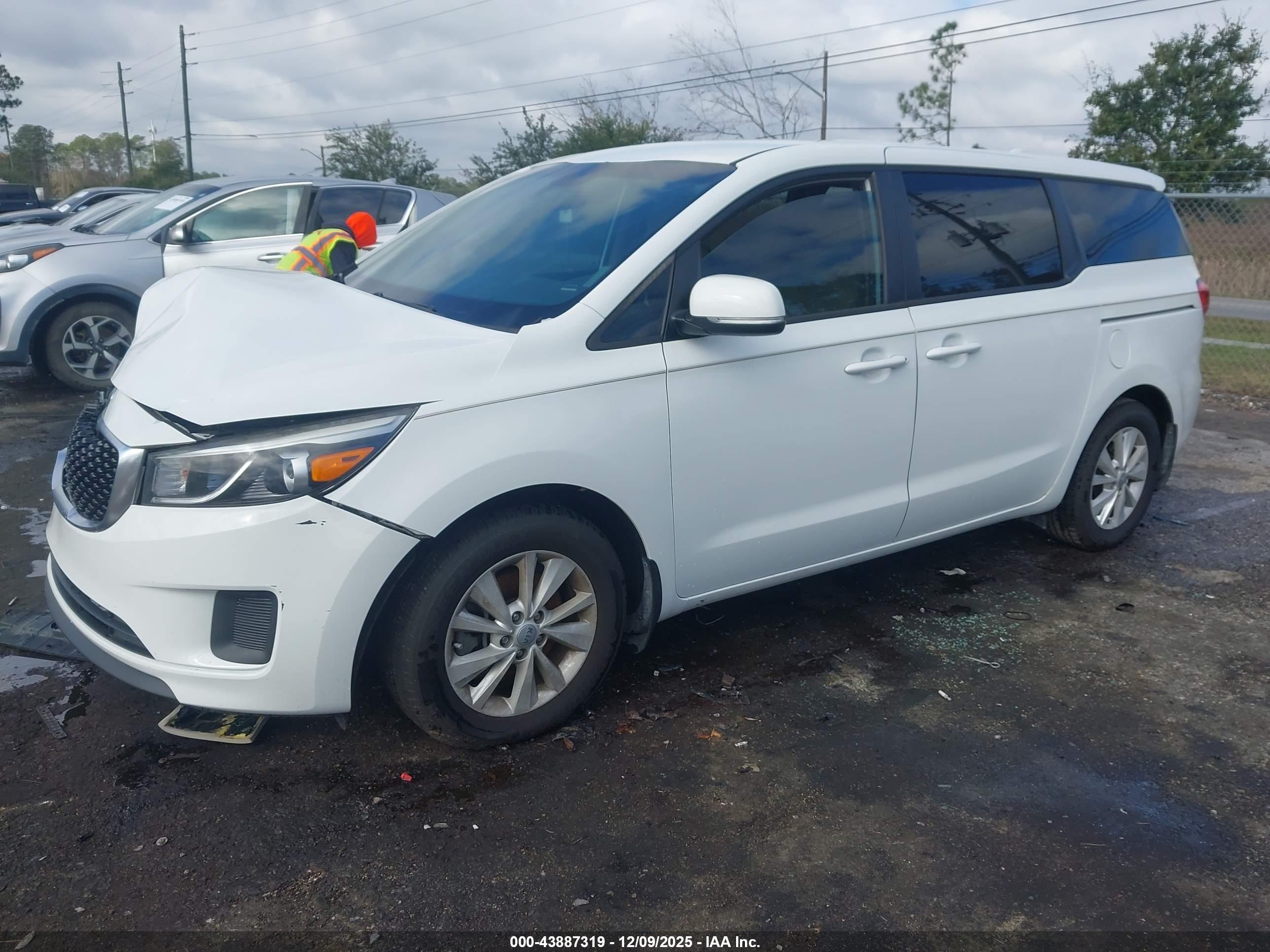 KIA SEDONA image 2