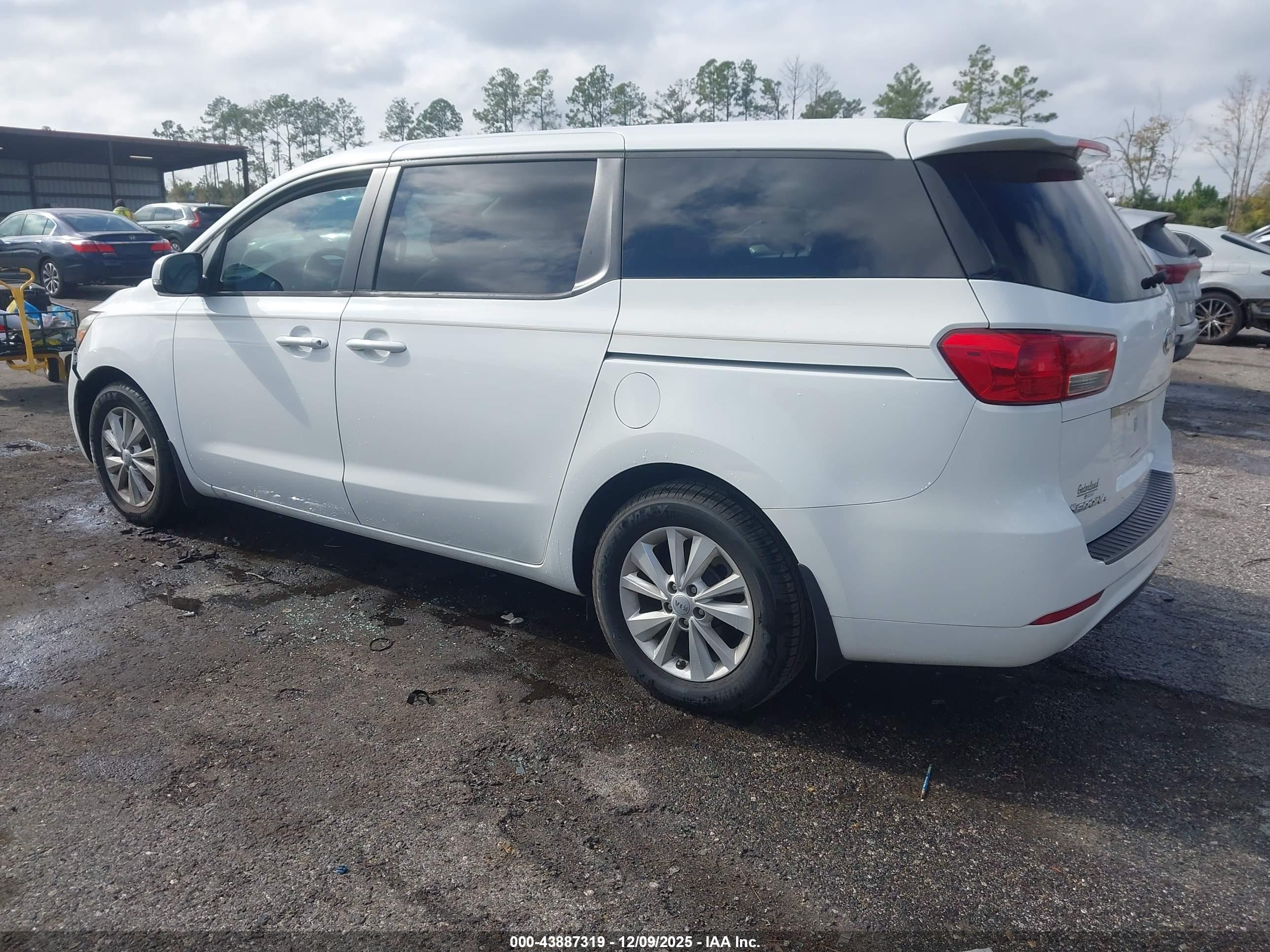 KIA SEDONA image 3