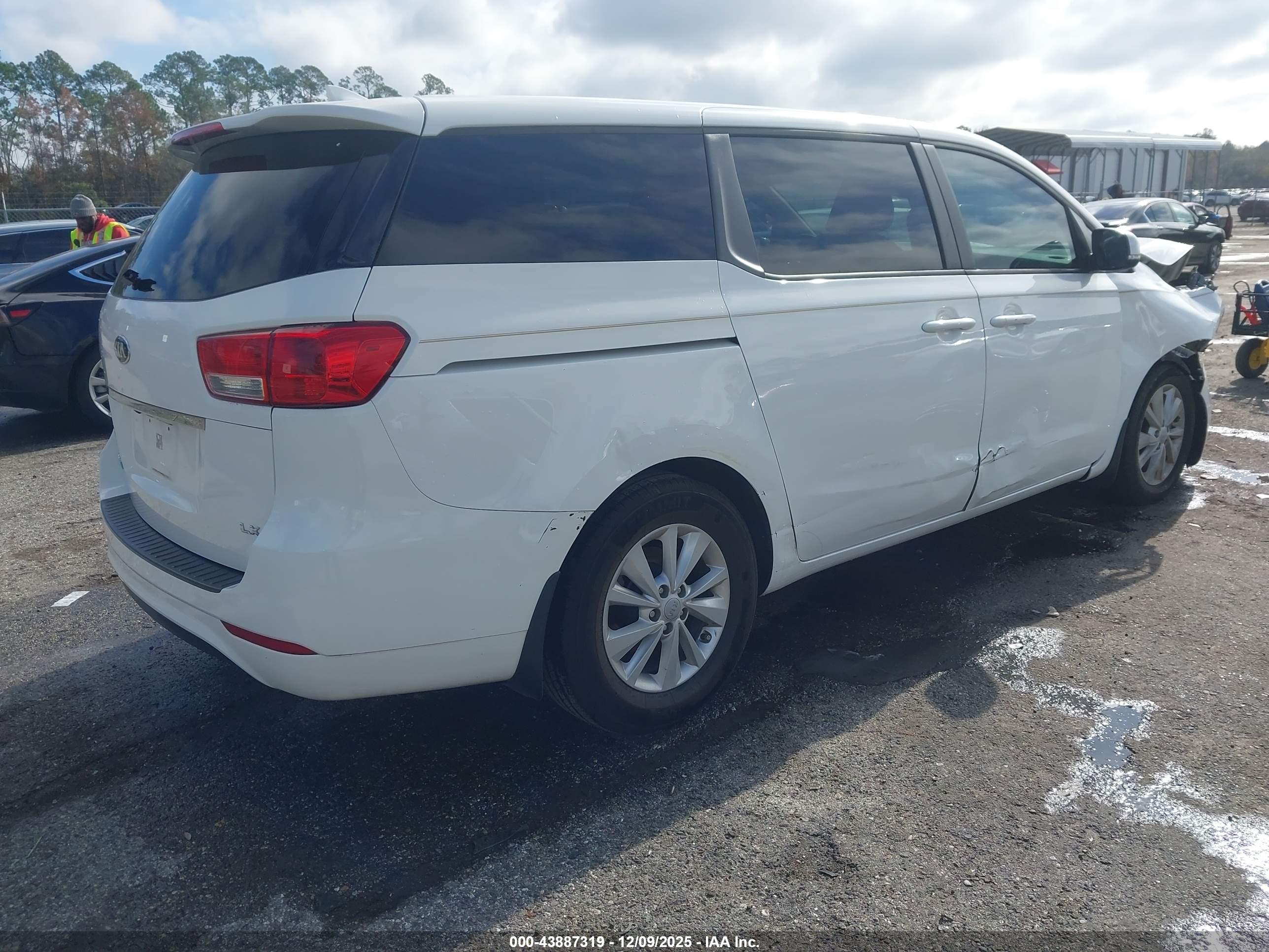 KIA SEDONA image 4