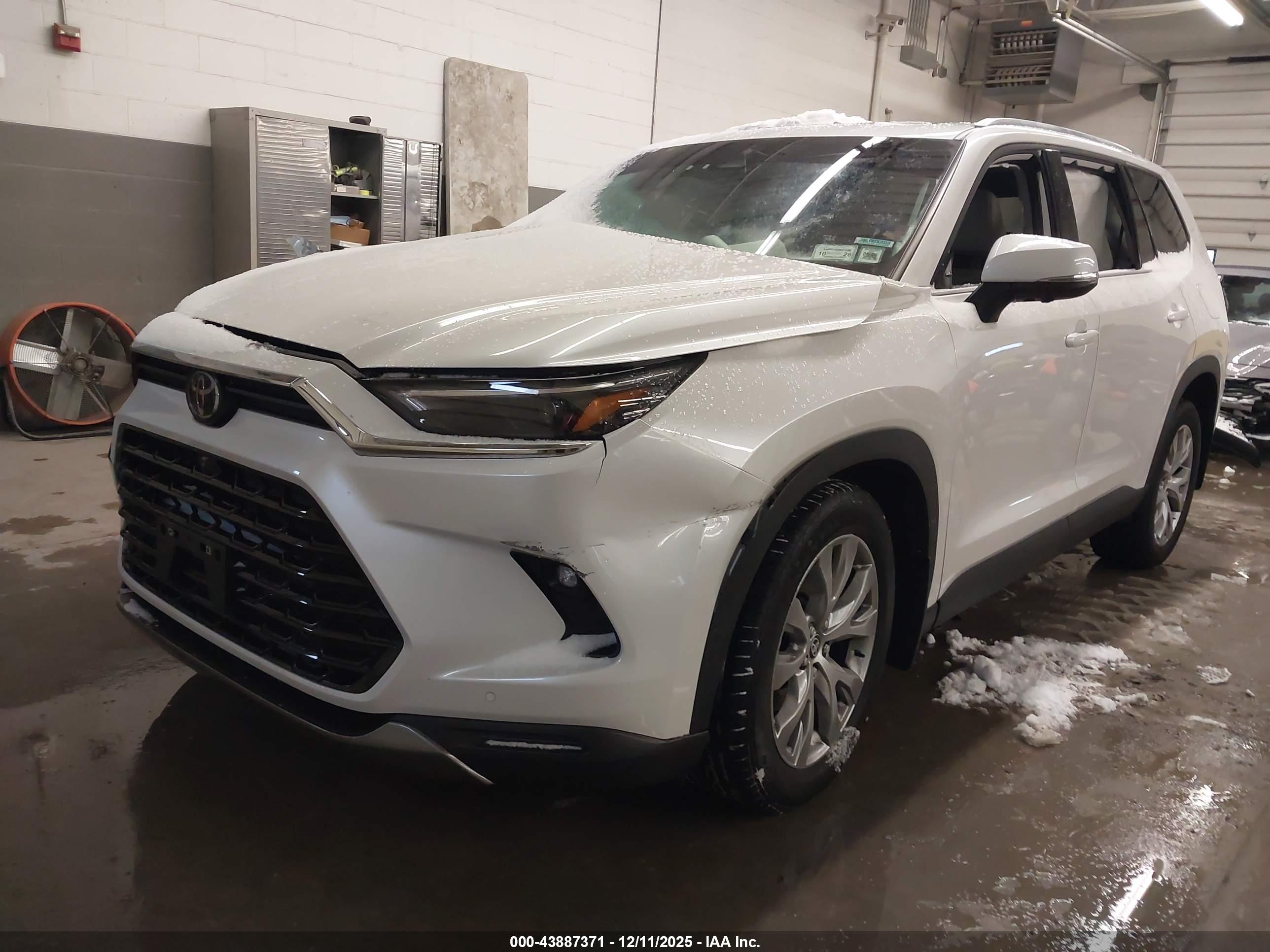 TOYOTA GRAND image 2