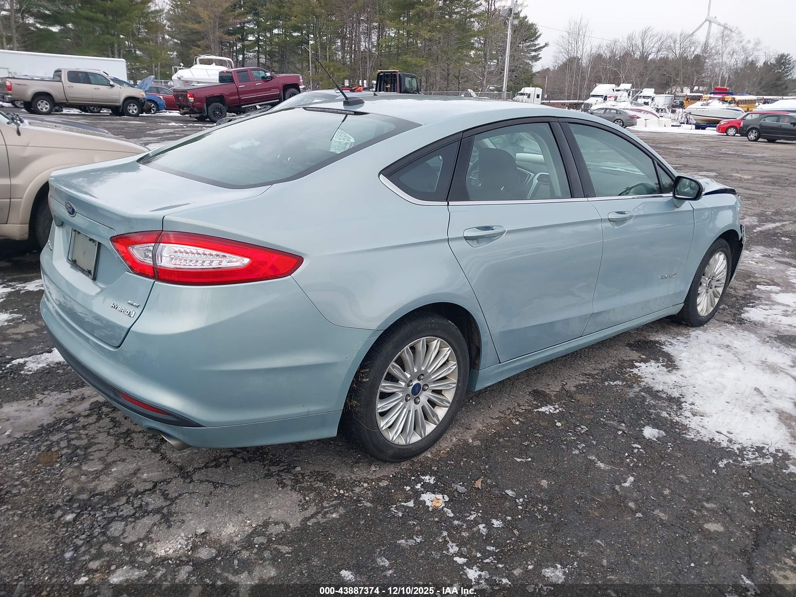 FORD FUSION image 4