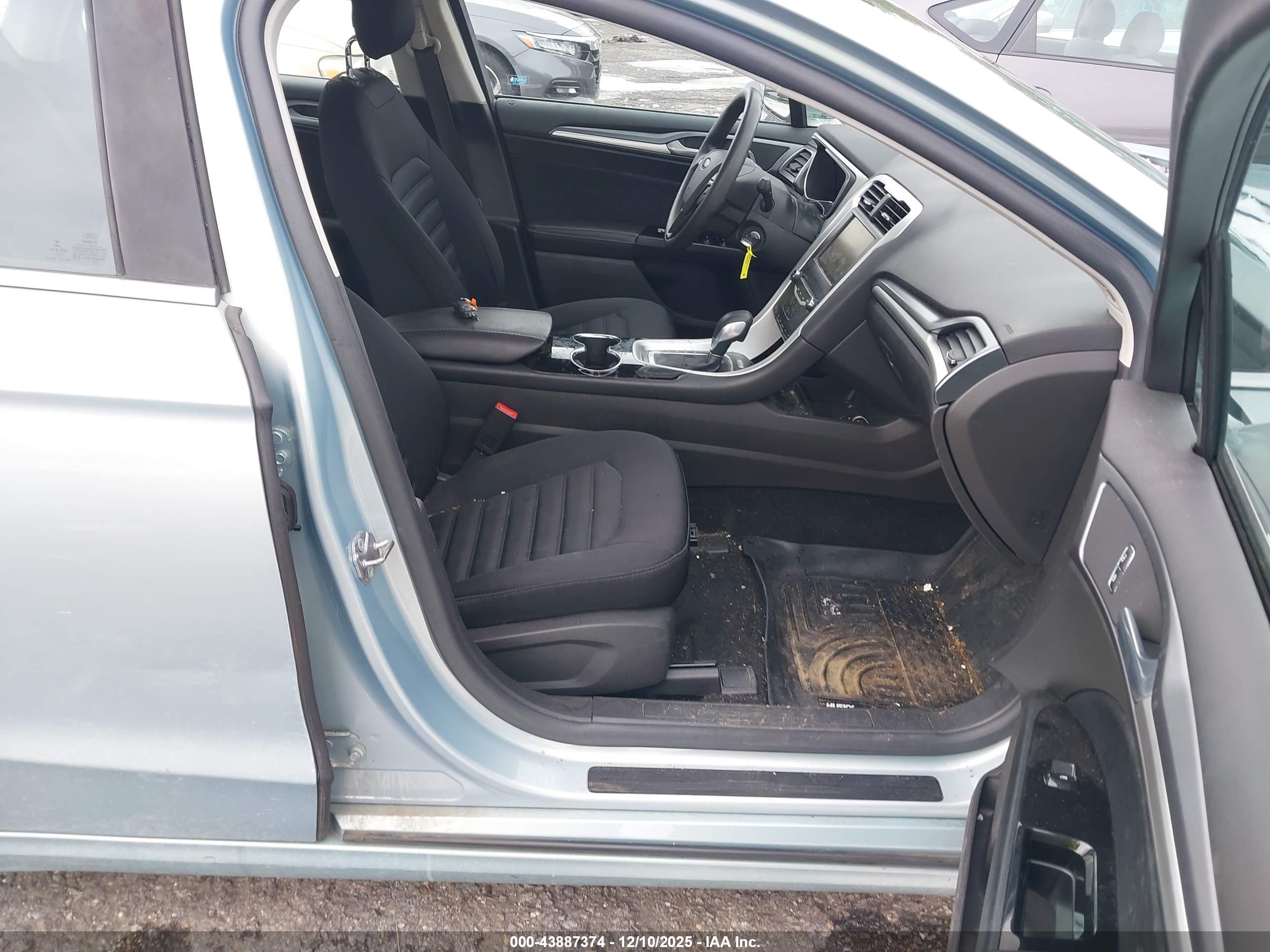 FORD FUSION image 5