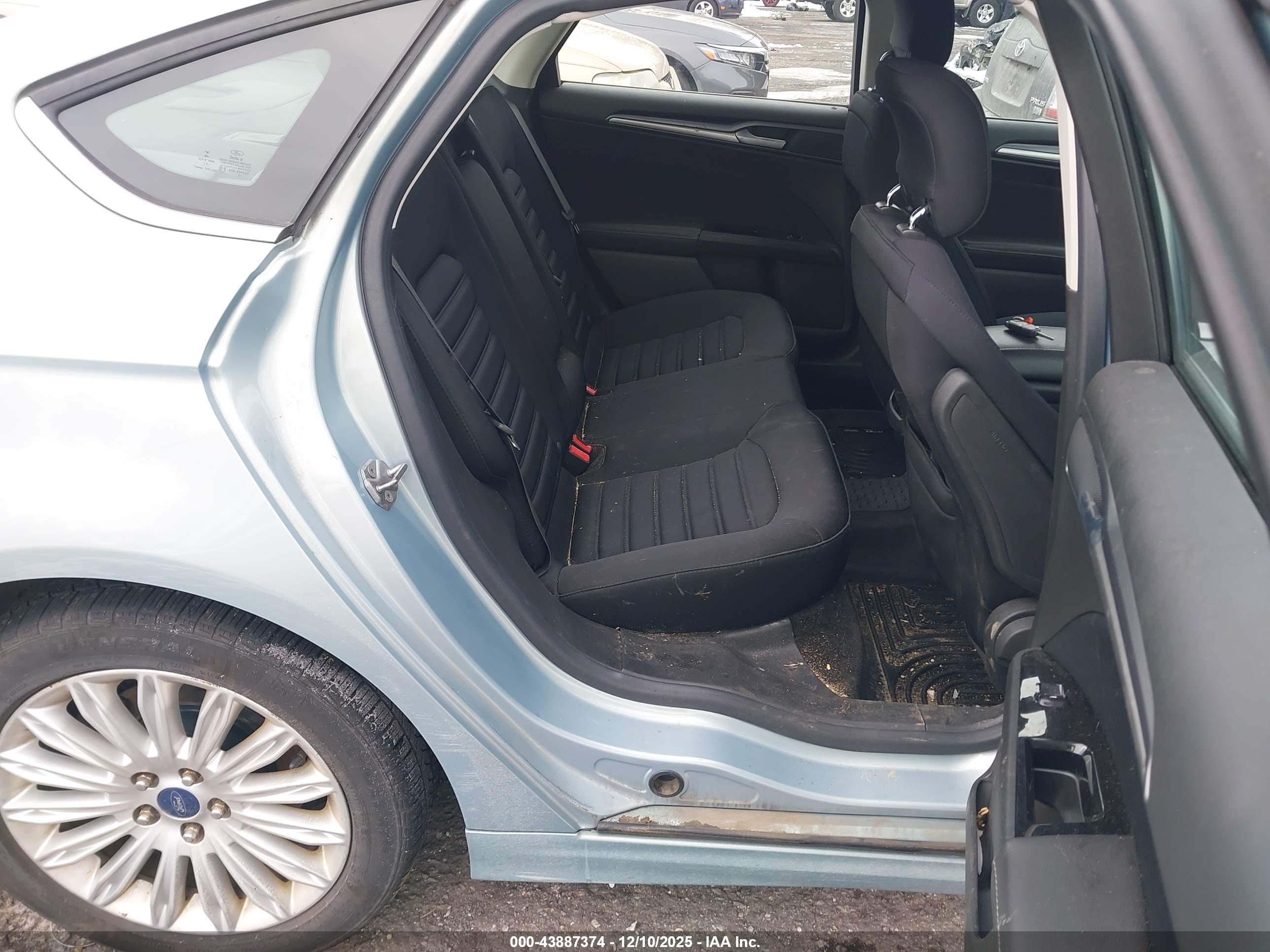 FORD FUSION image 8