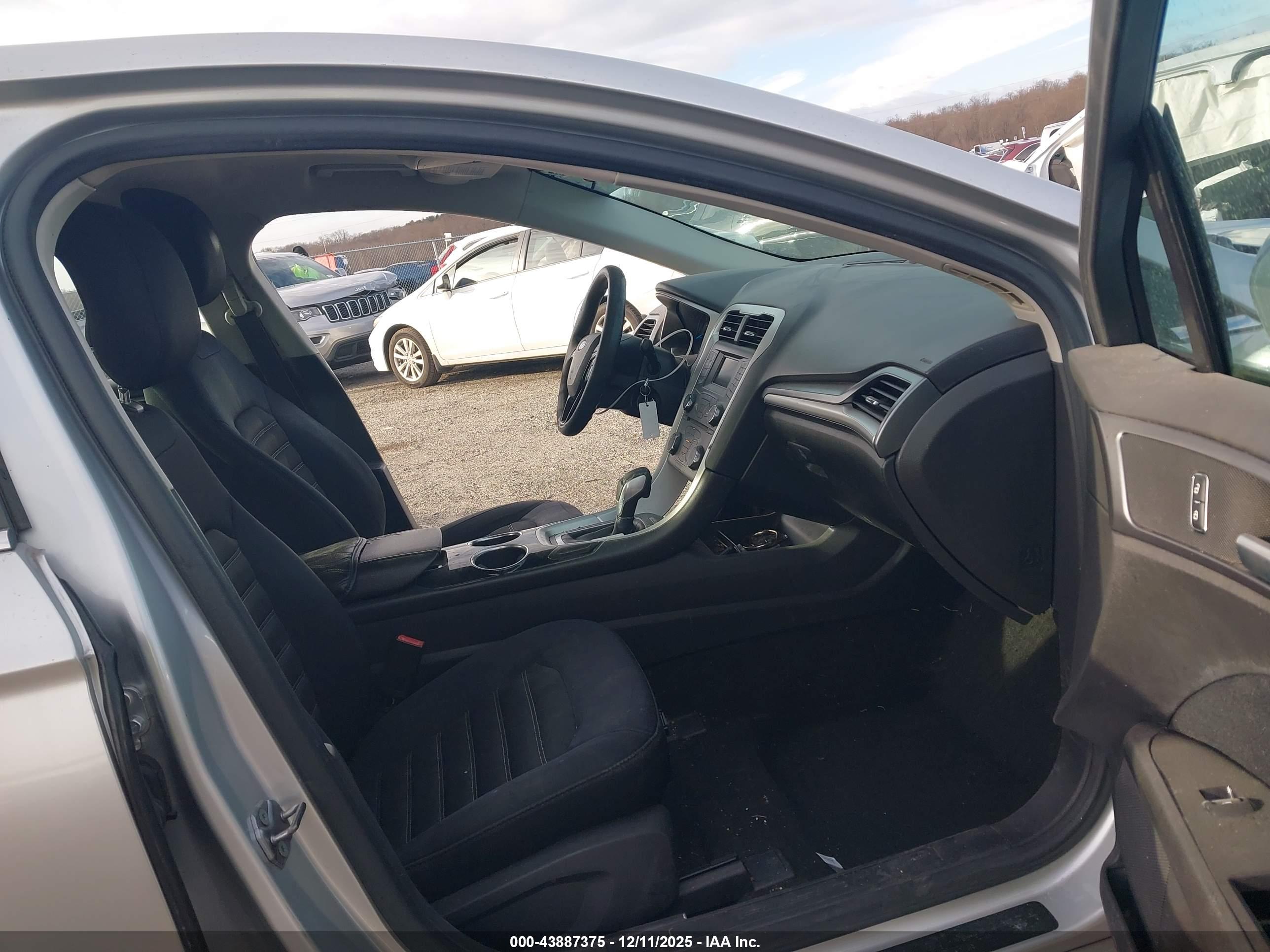 FORD FUSION image 5