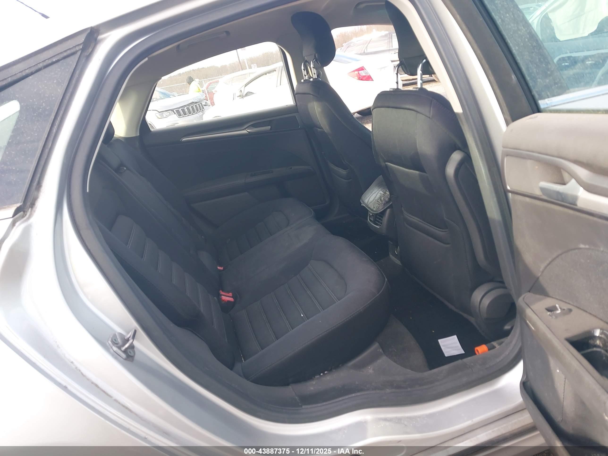 FORD FUSION image 8
