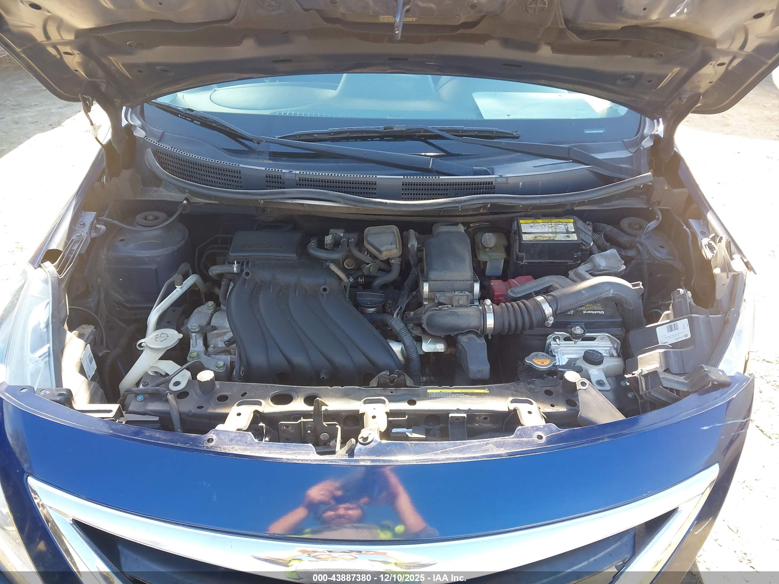 NISSAN VERSA image 10