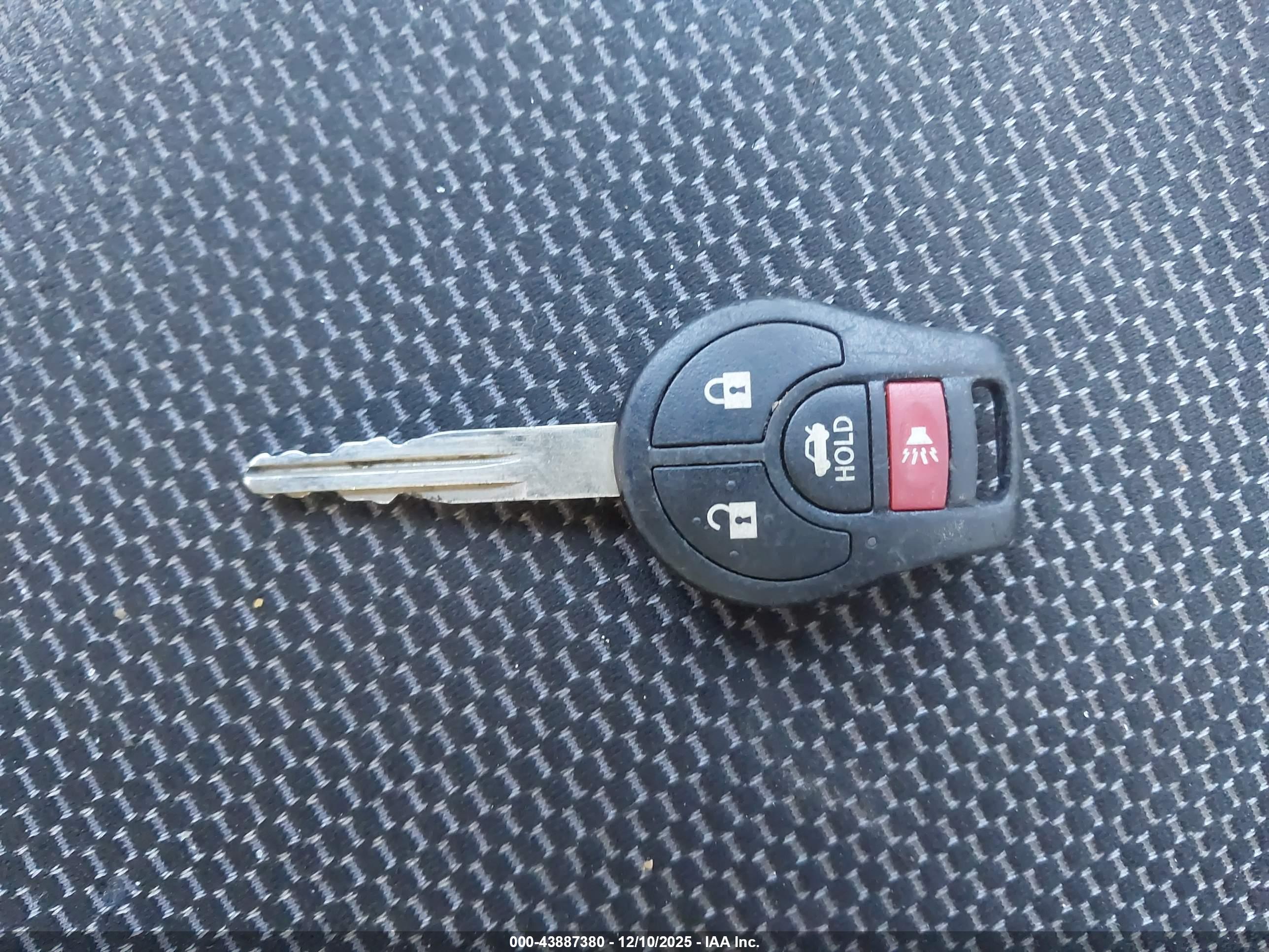 NISSAN VERSA image 11