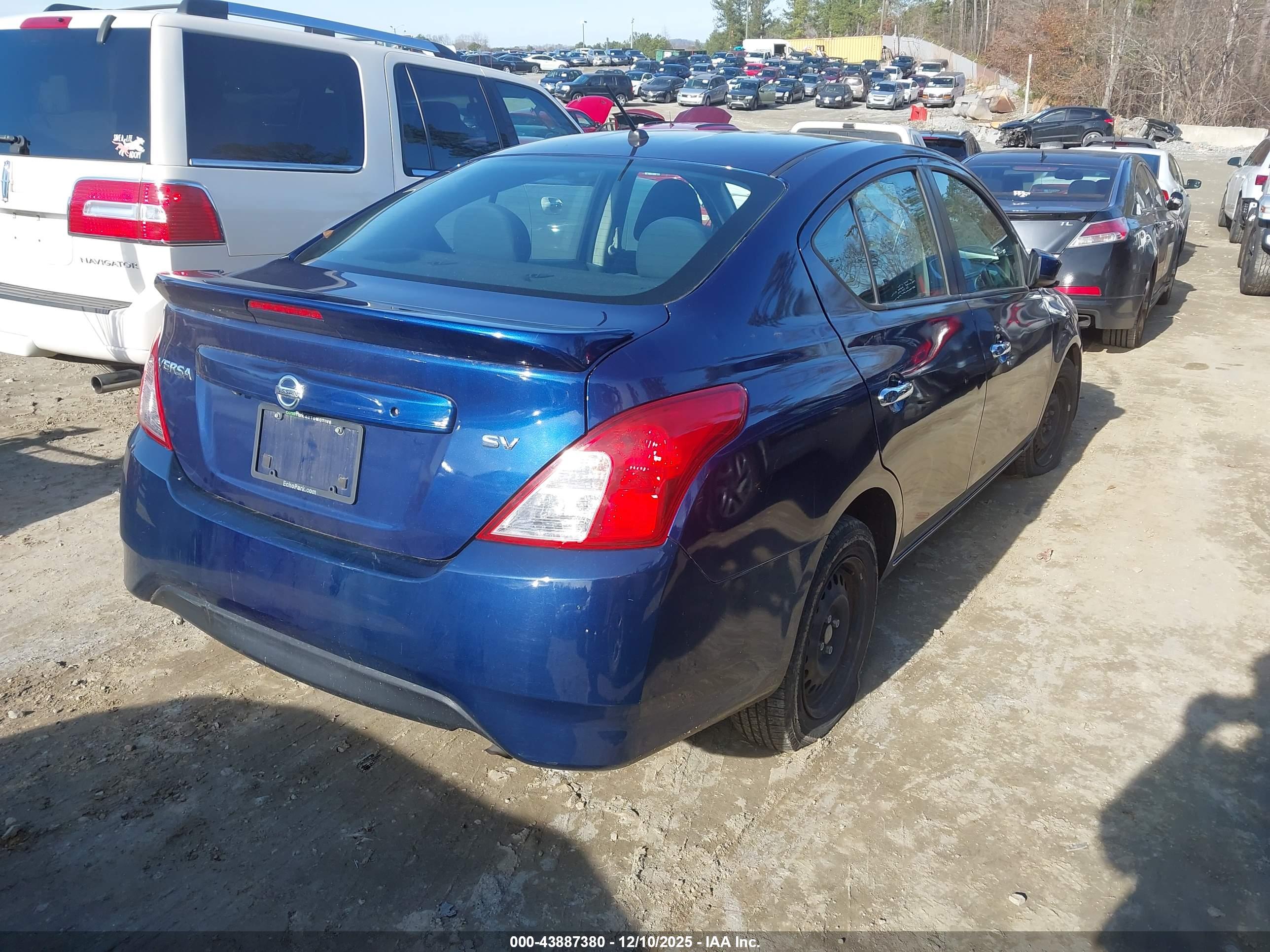NISSAN VERSA image 4