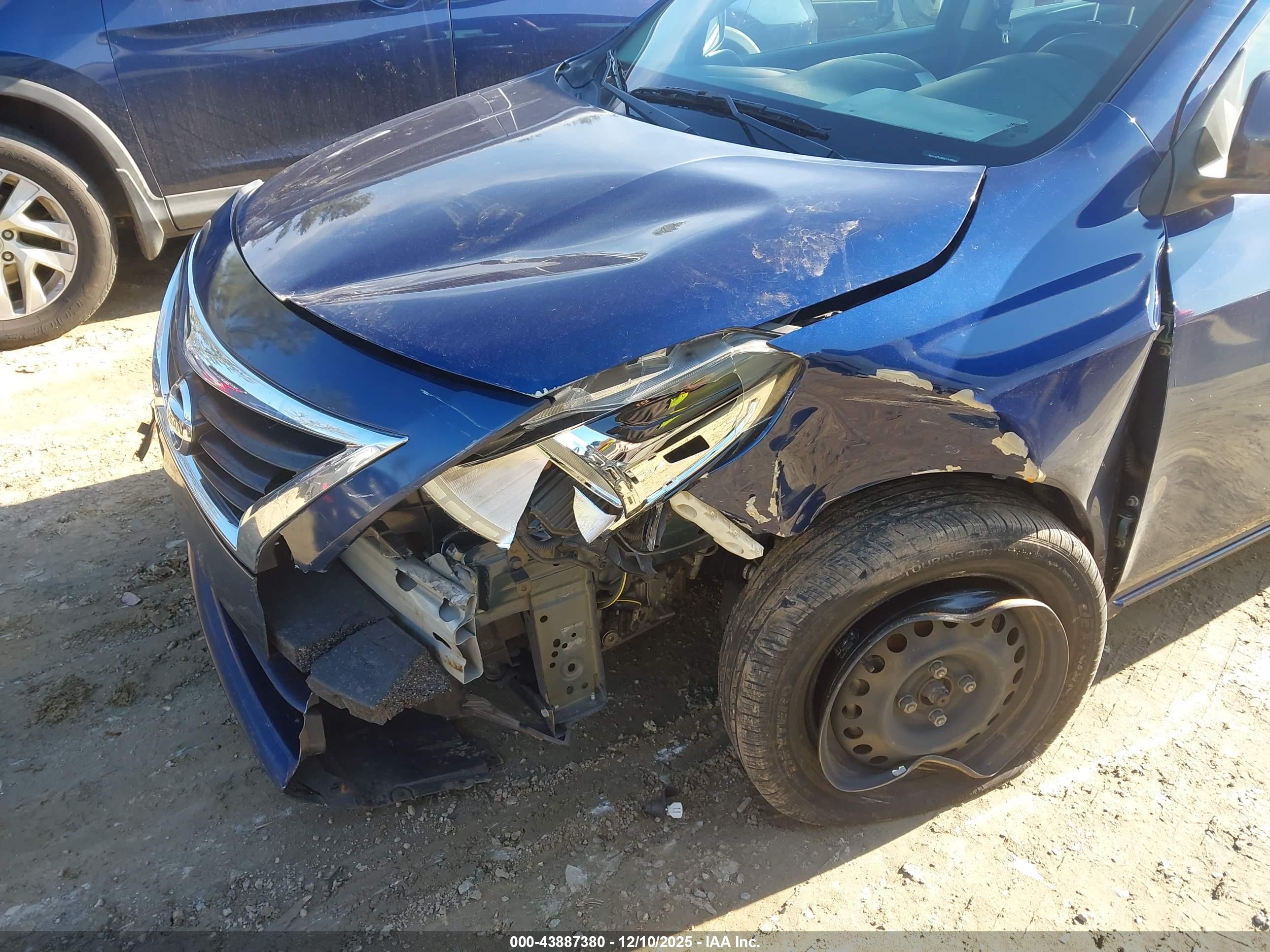 NISSAN VERSA image 6