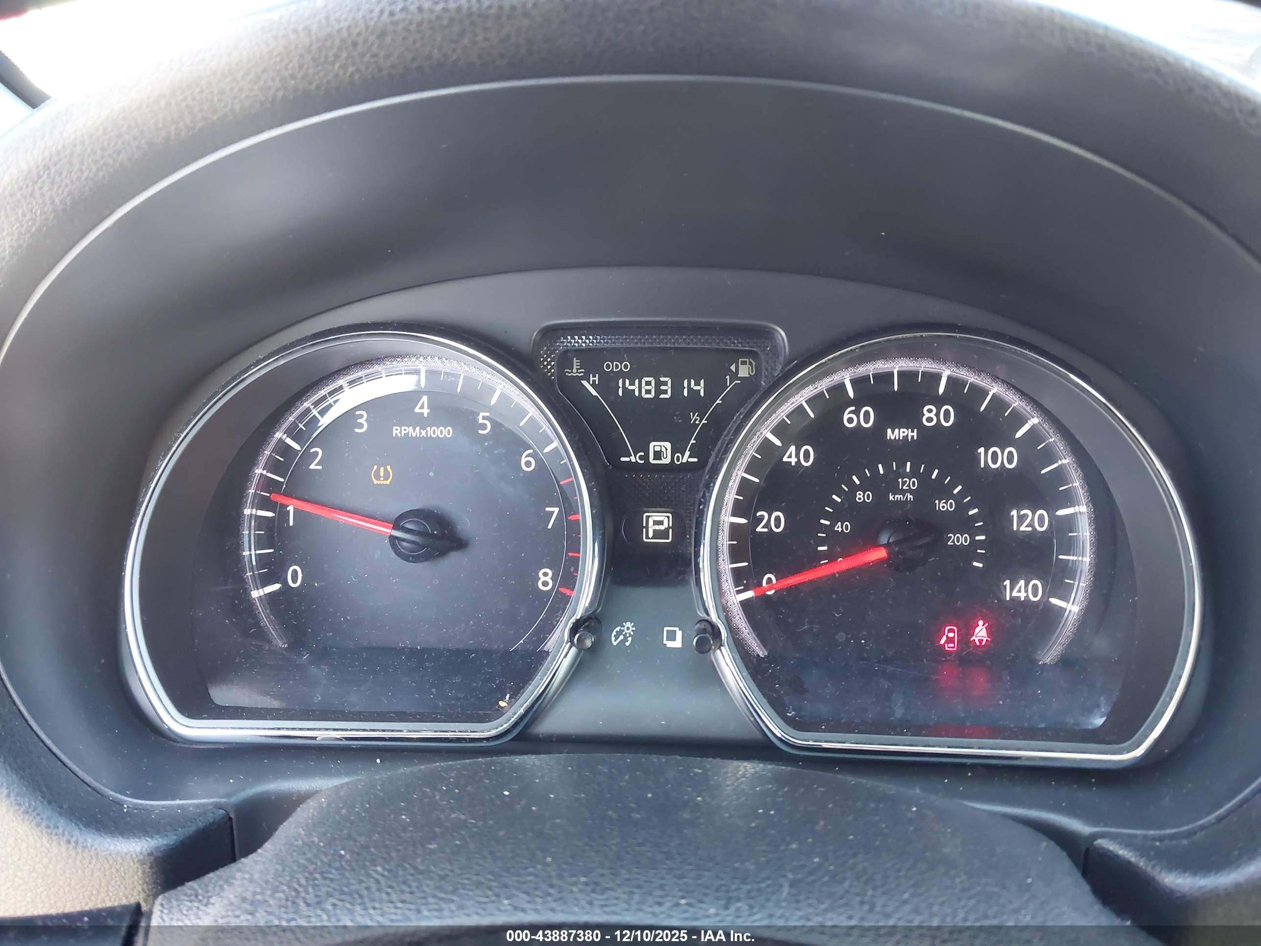 NISSAN VERSA image 7