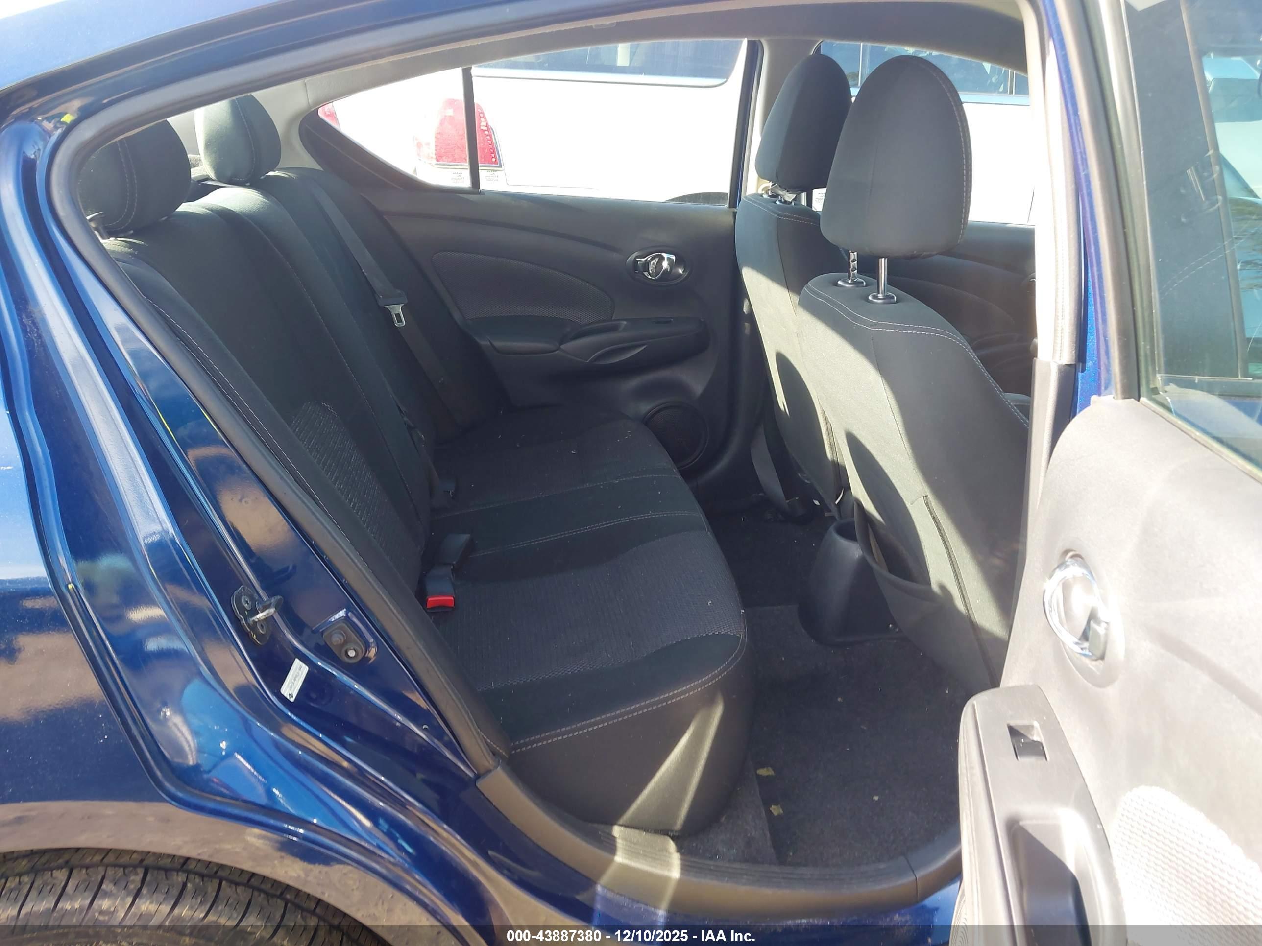NISSAN VERSA image 8