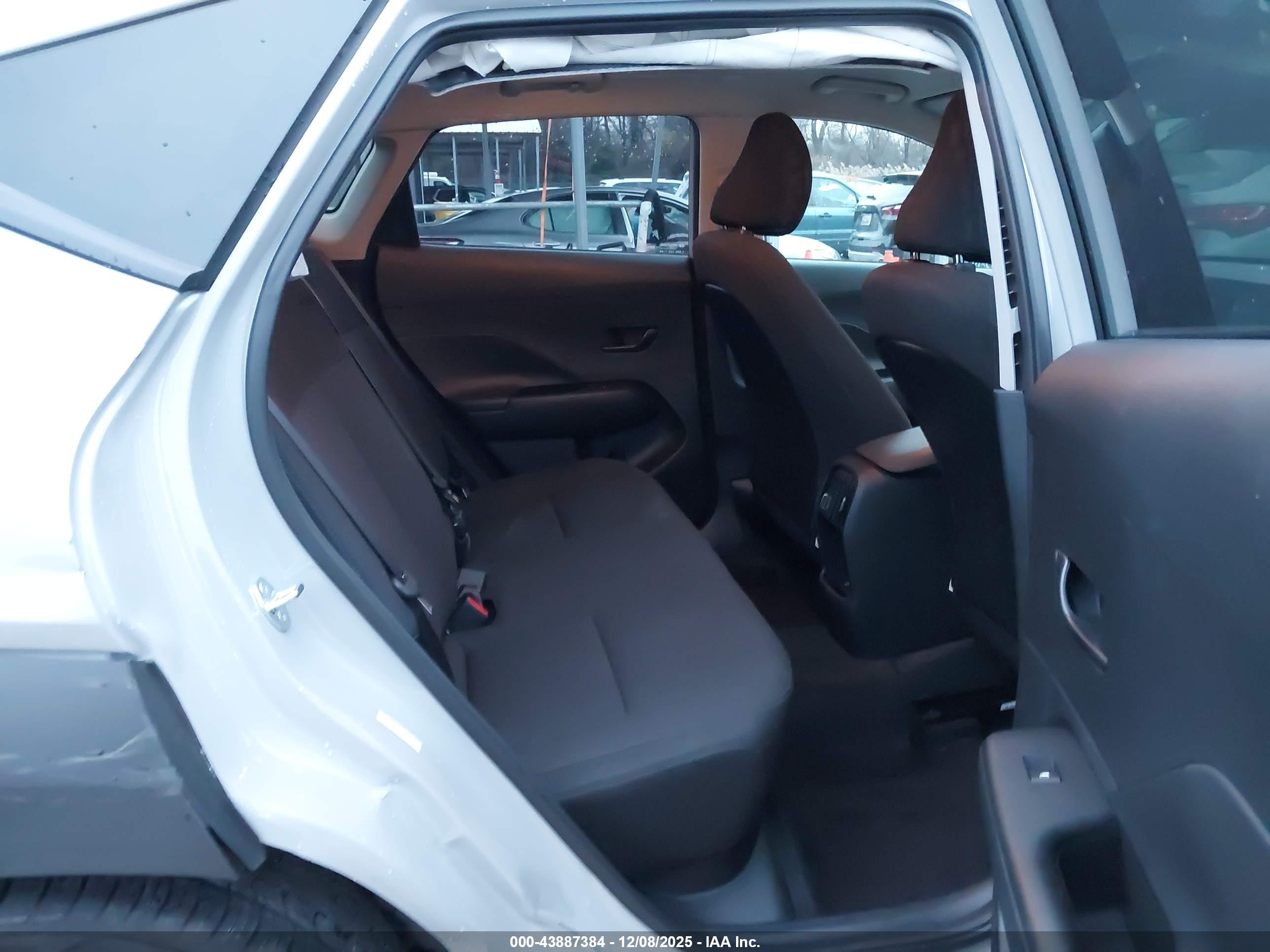 HYUNDAI KONA image 8