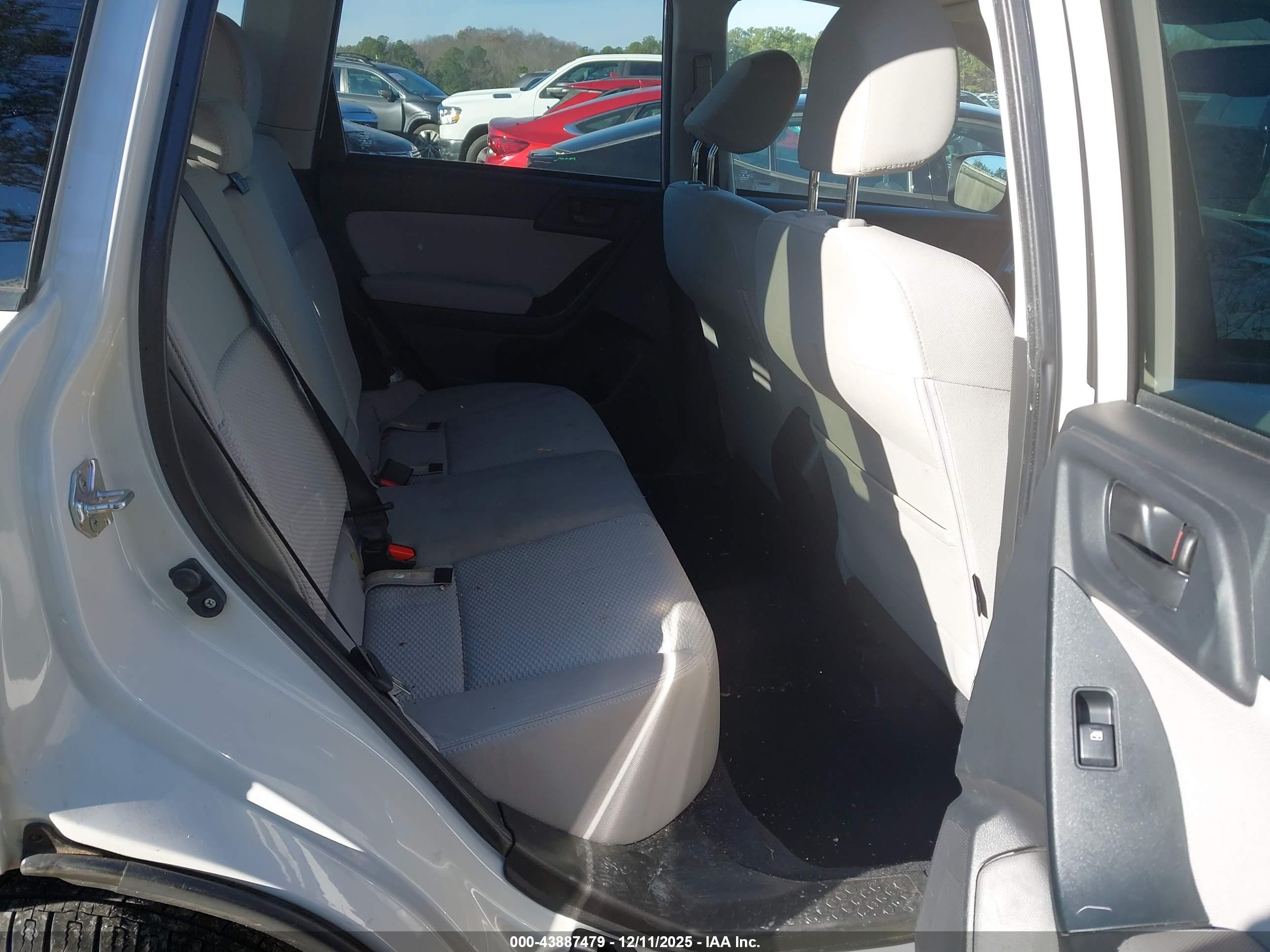 SUBARU FORESTER image 8