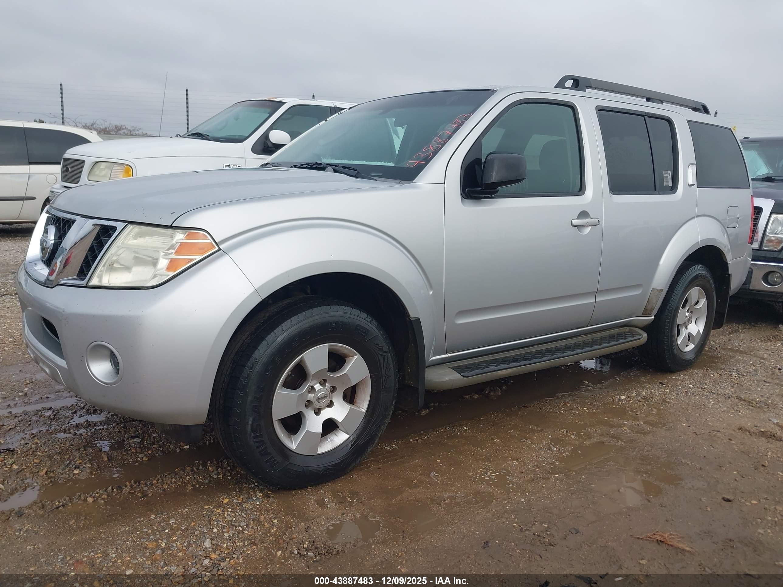 NISSAN PATHFINDER image 2