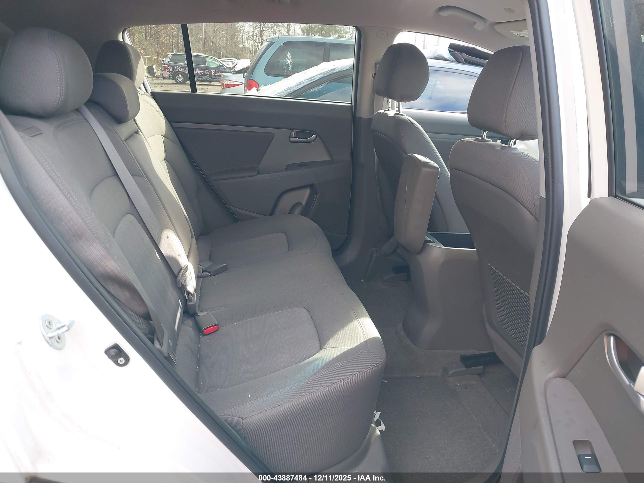 KIA SPORTAGE image 8