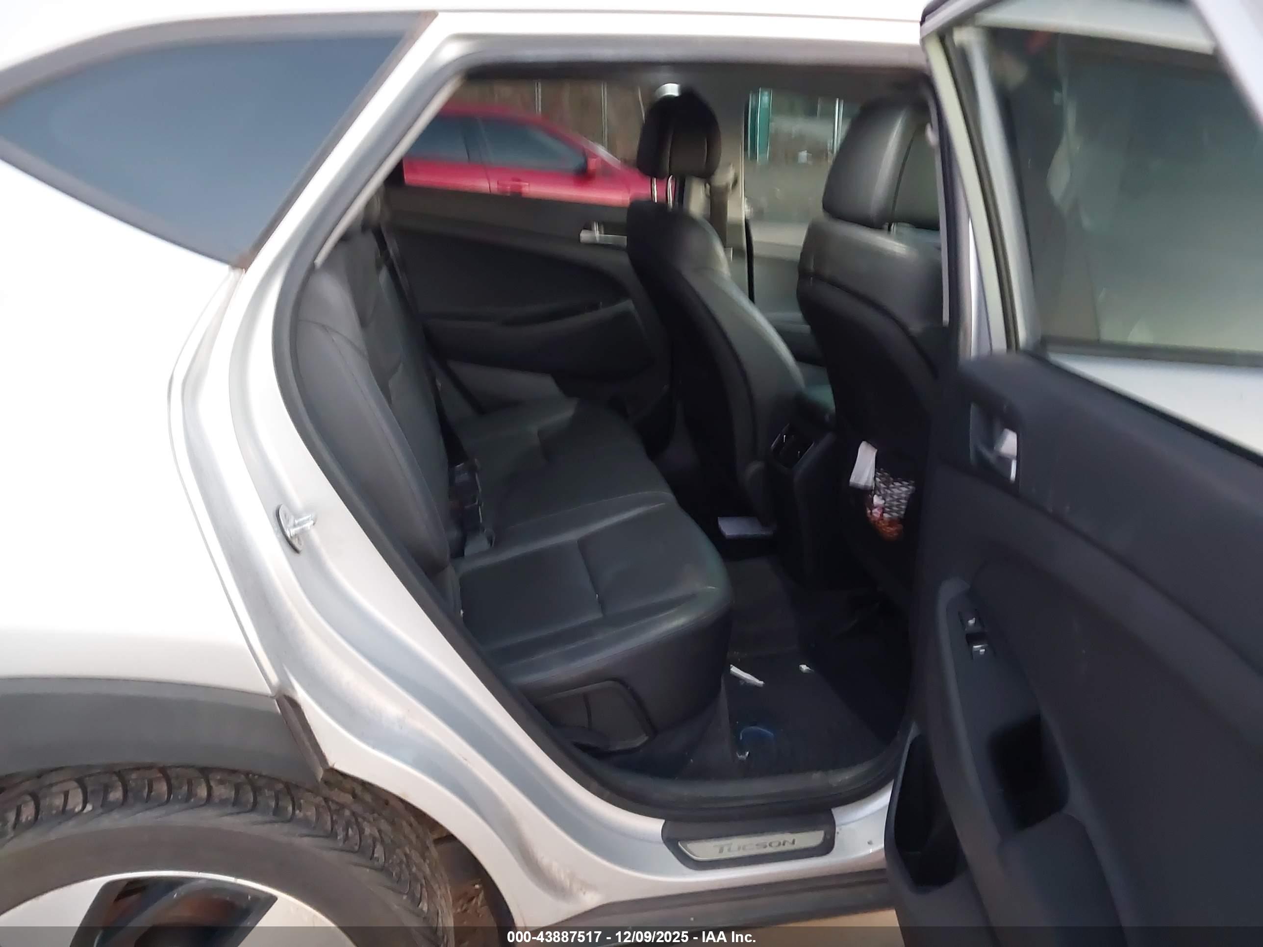 HYUNDAI TUCSON image 8