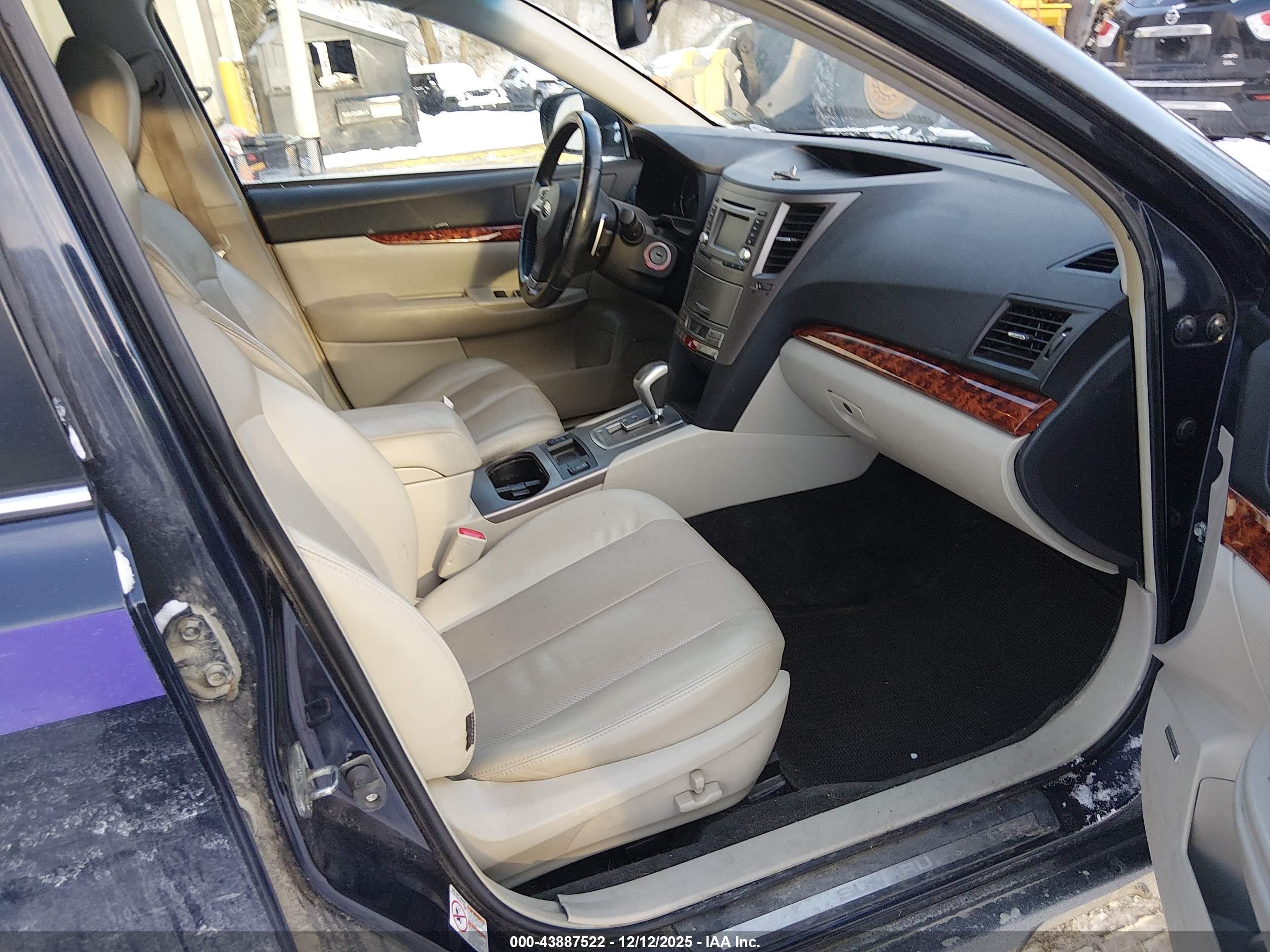 SUBARU OUTBACK image 5