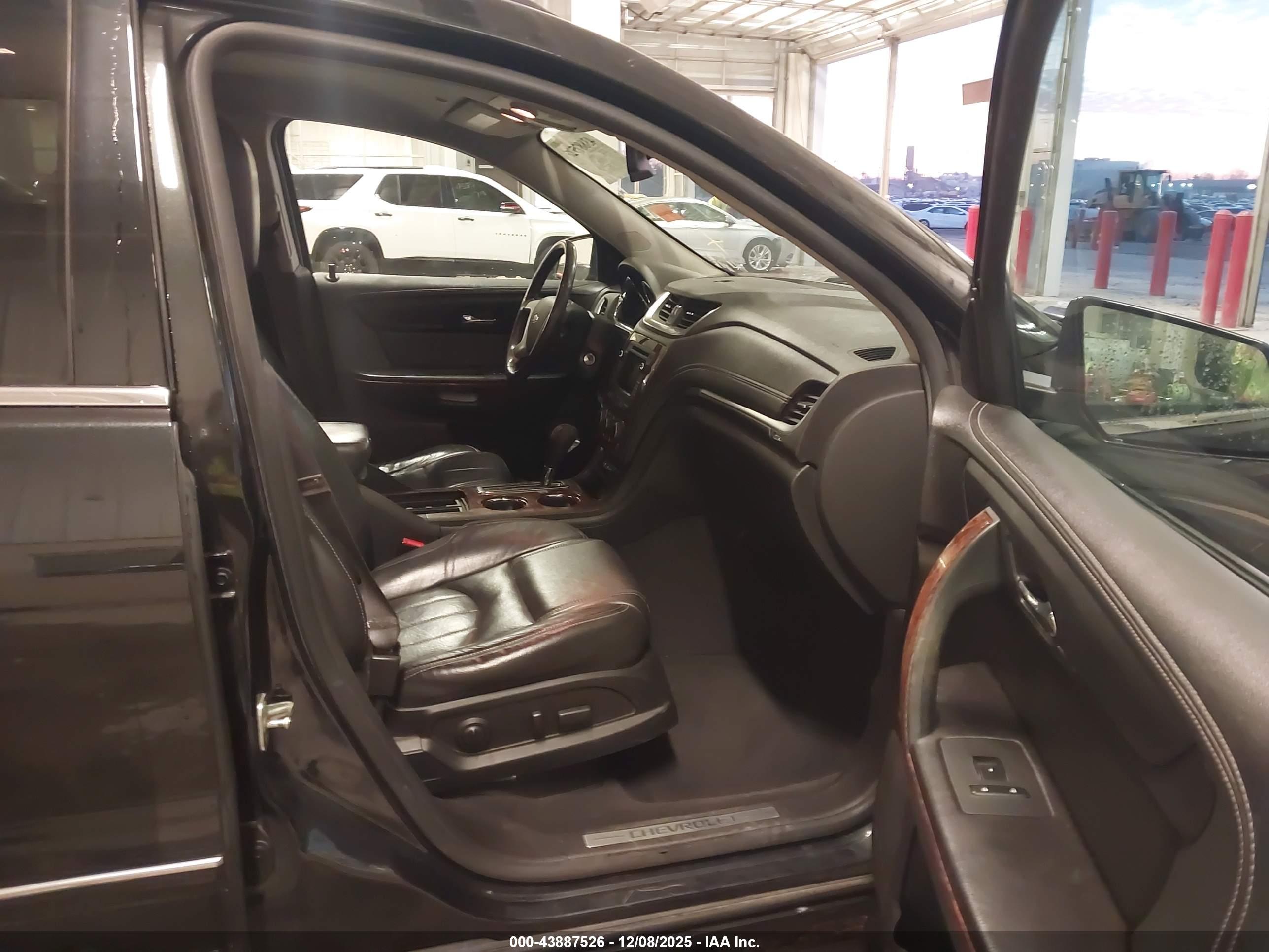 CHEVROLET TRAVERSE image 5