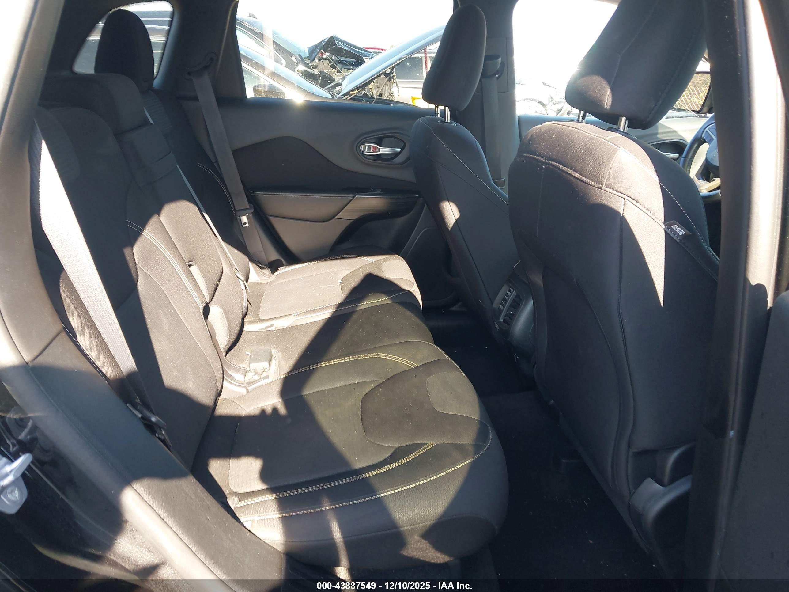 JEEP CHEROKEE image 8