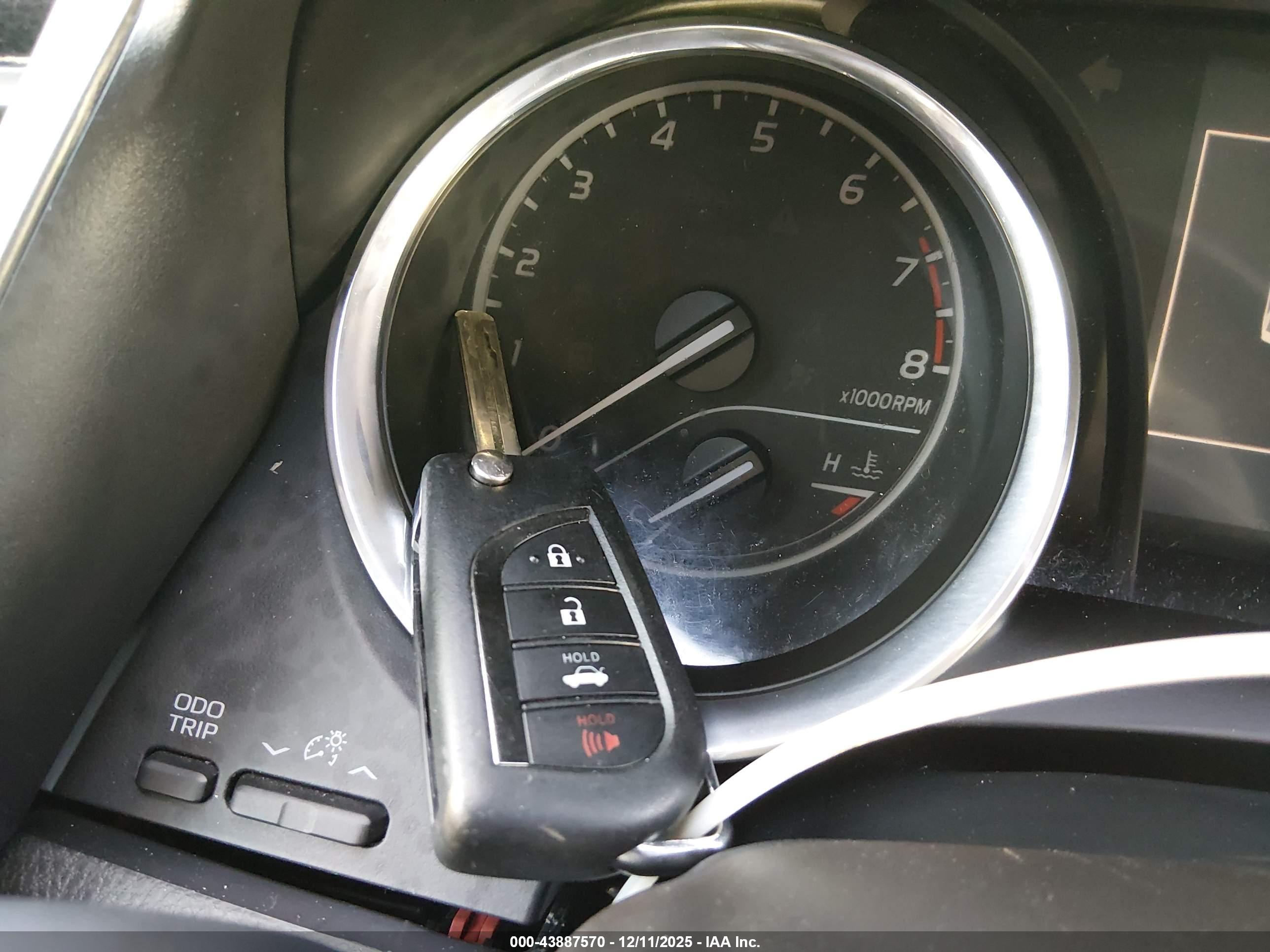 TOYOTA CAMRY image 11