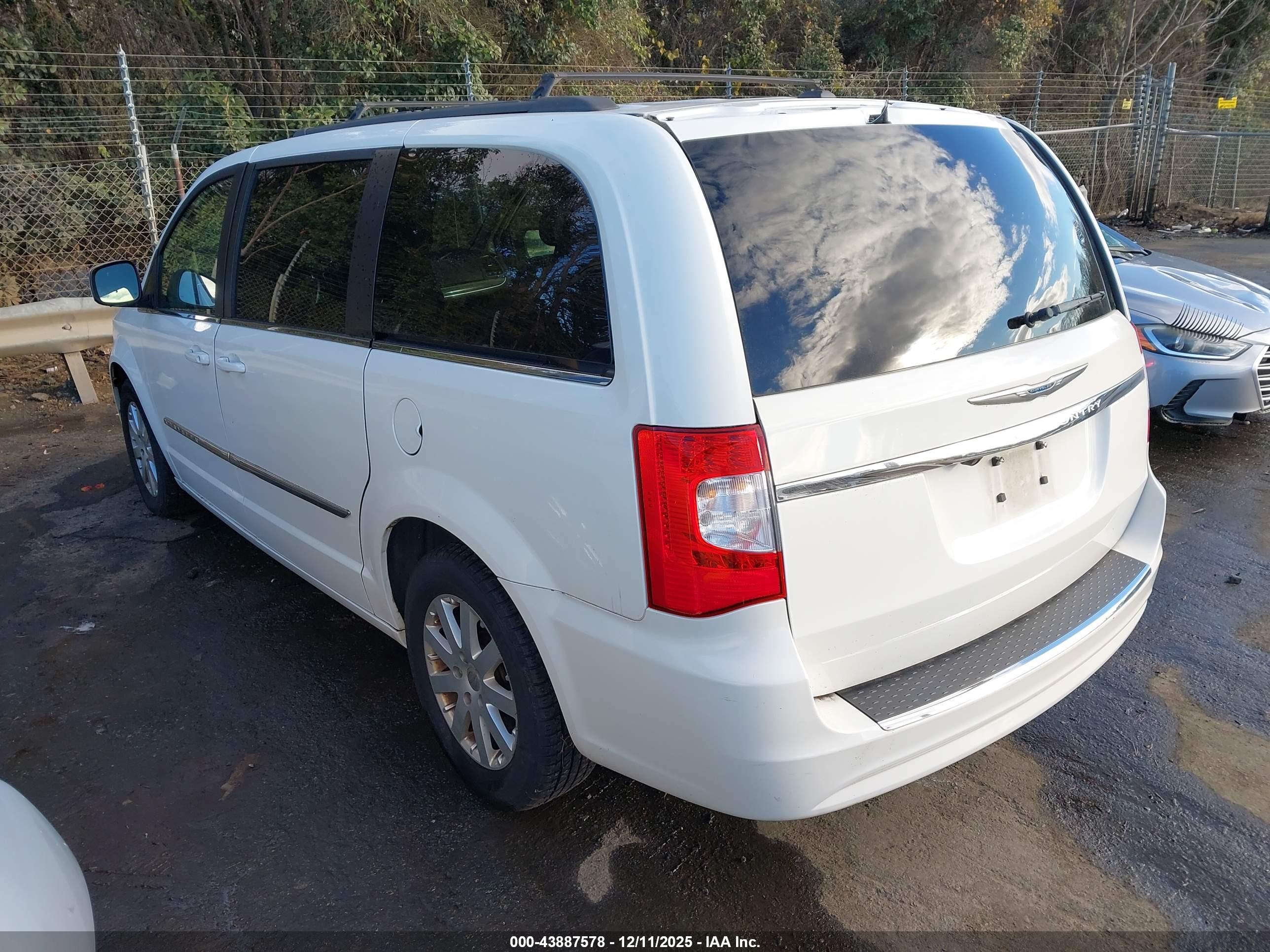 CHRYSLER TOWN image 3