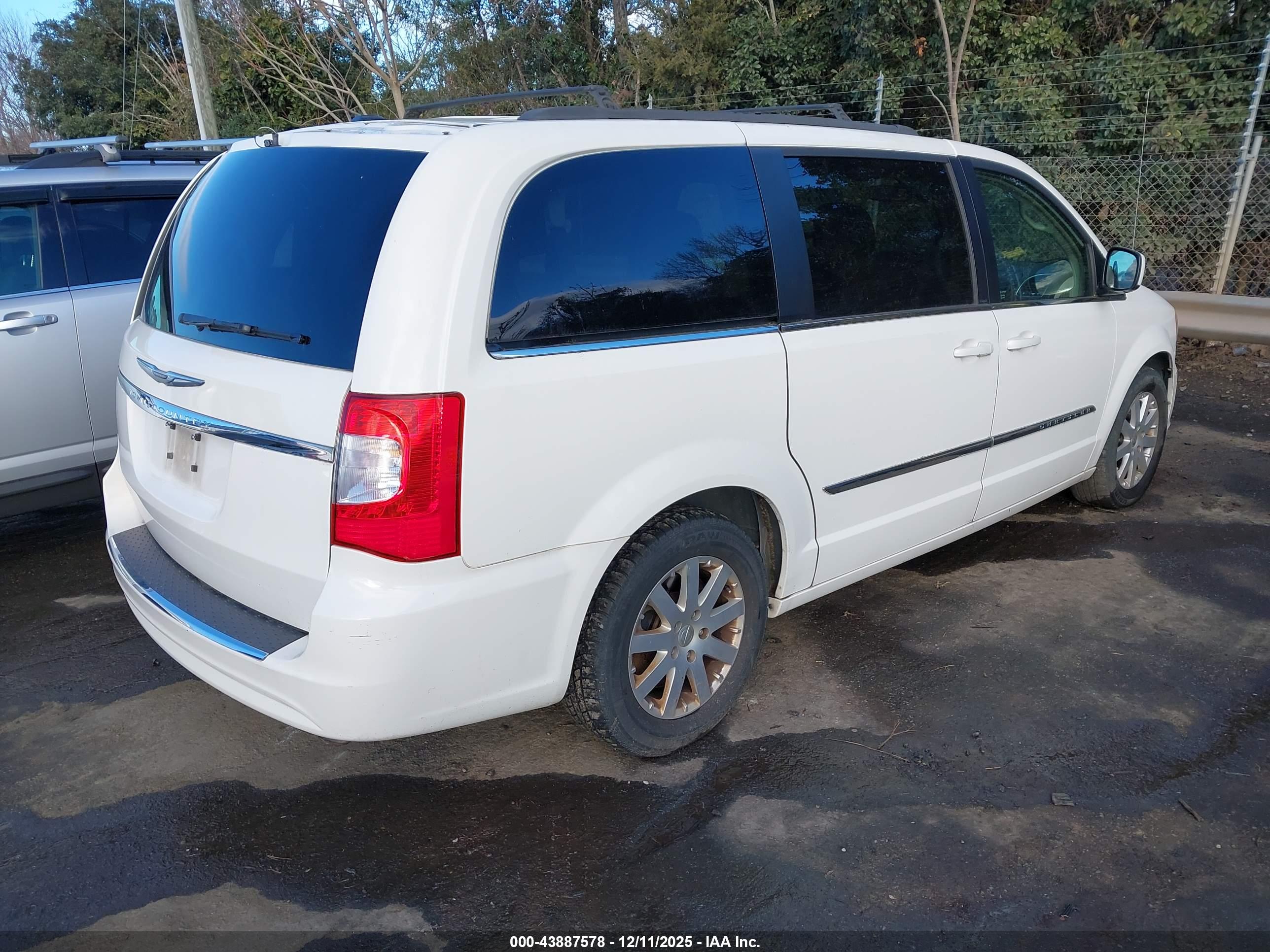 CHRYSLER TOWN image 4