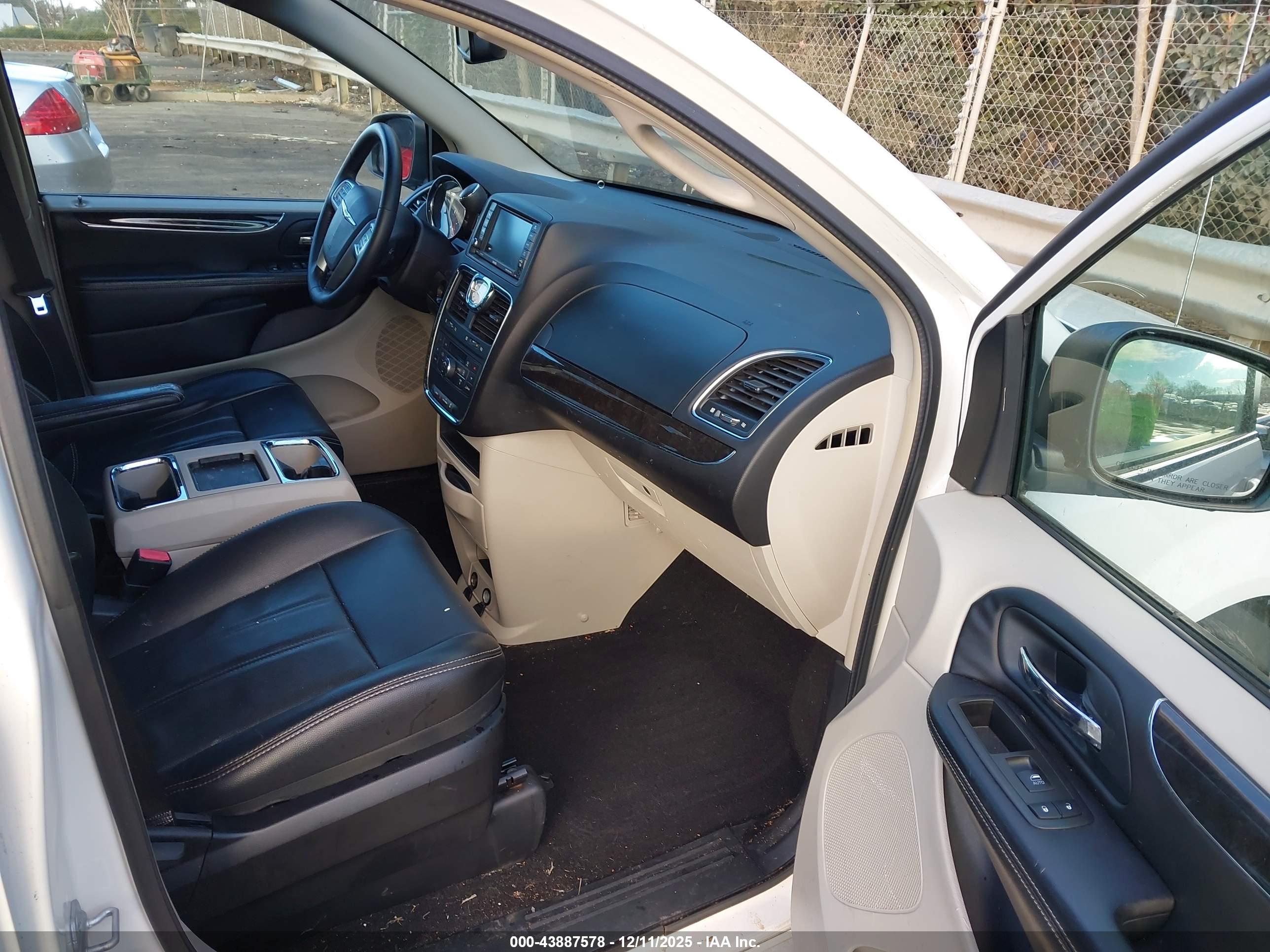 CHRYSLER TOWN image 5