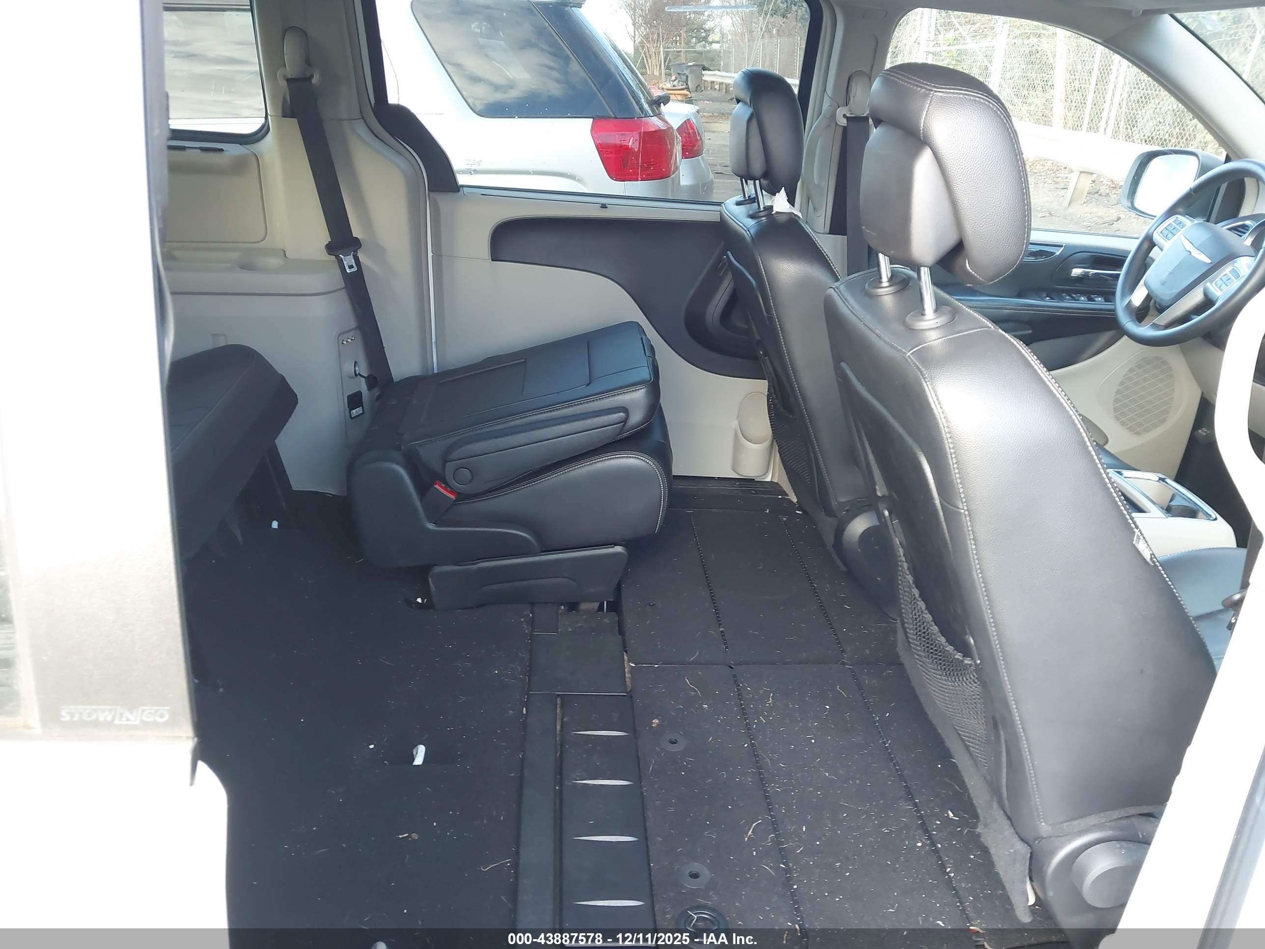 CHRYSLER TOWN image 8