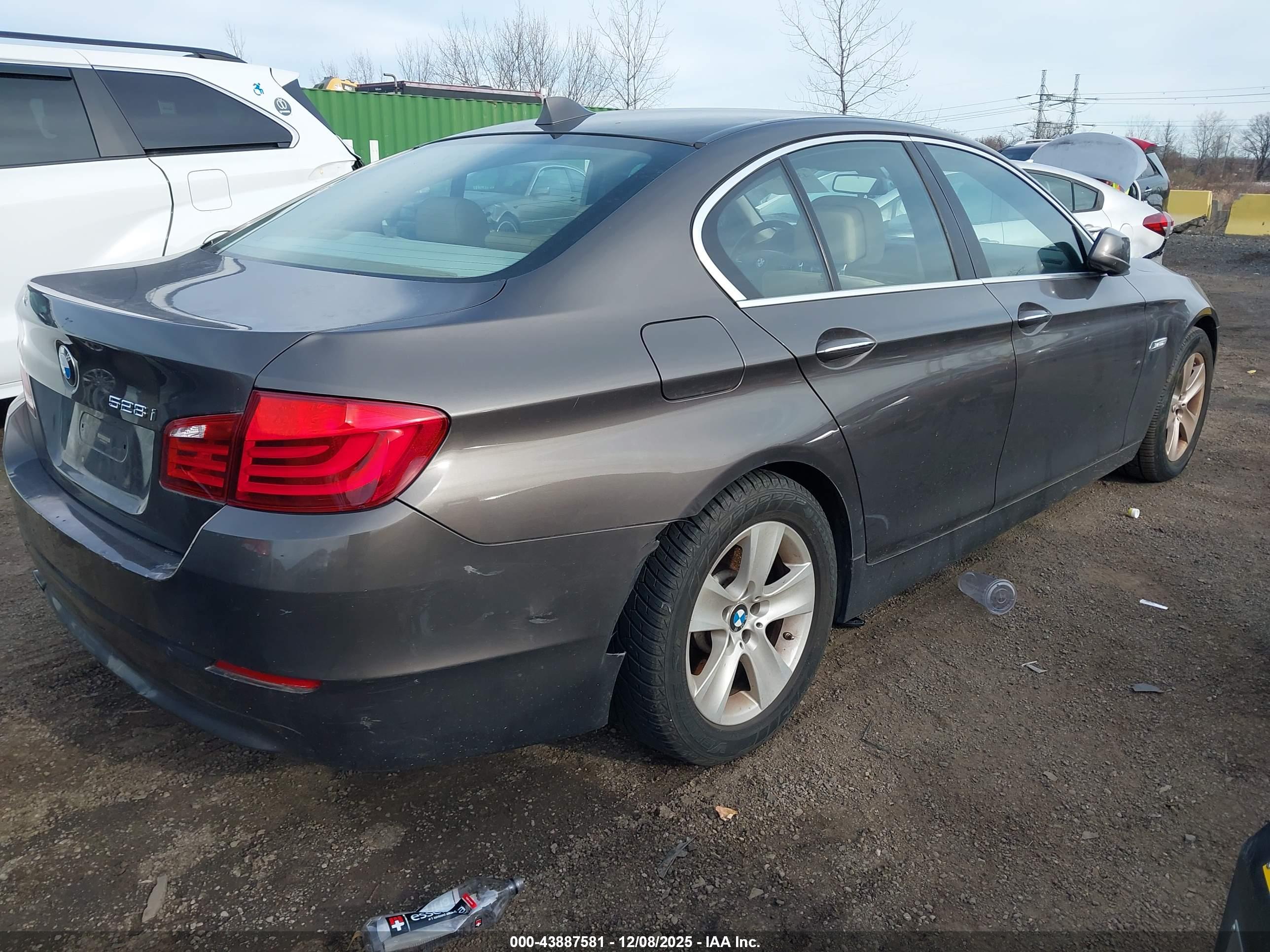 BMW 528I image 4