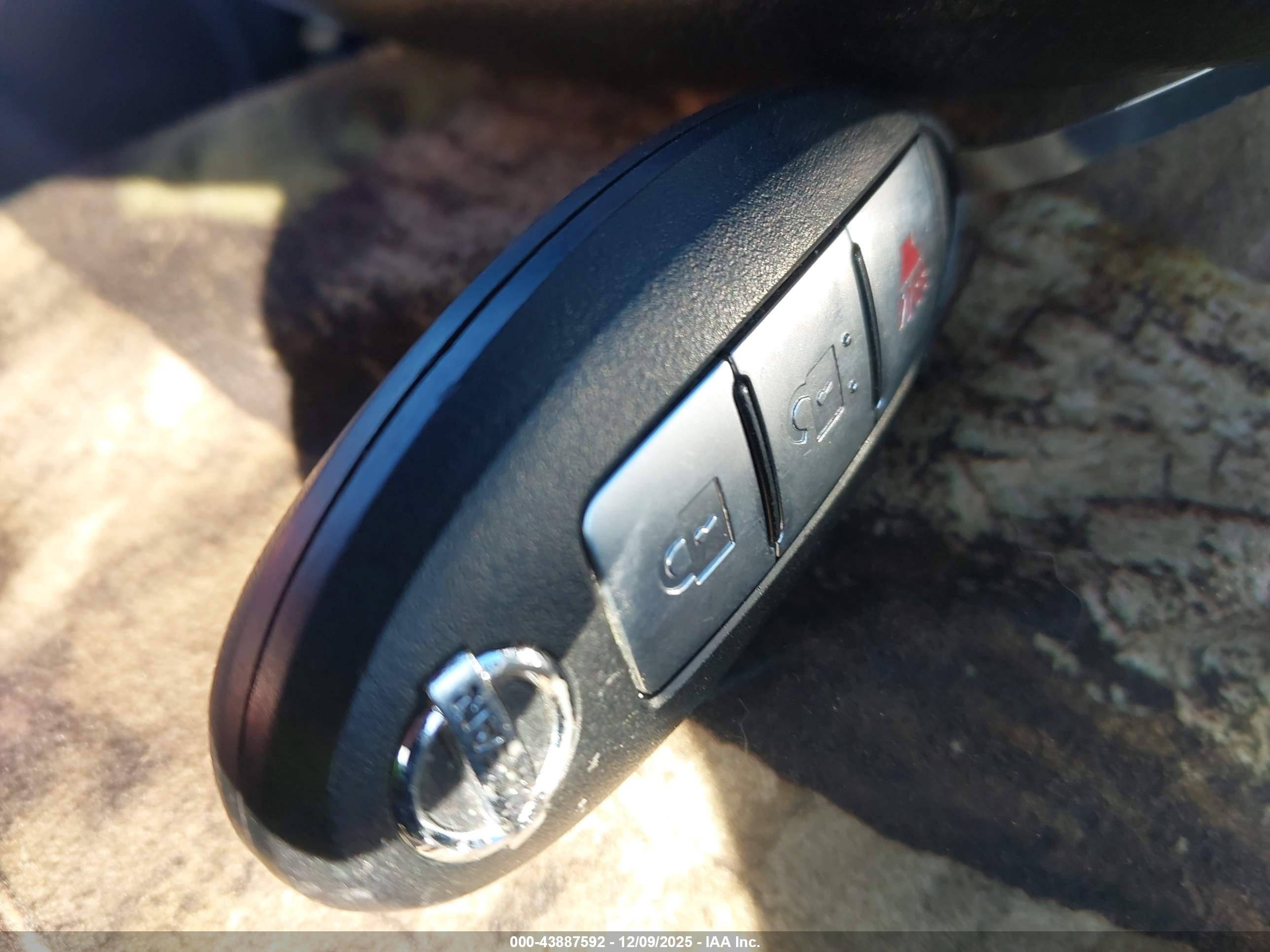 NISSAN VERSA image 11