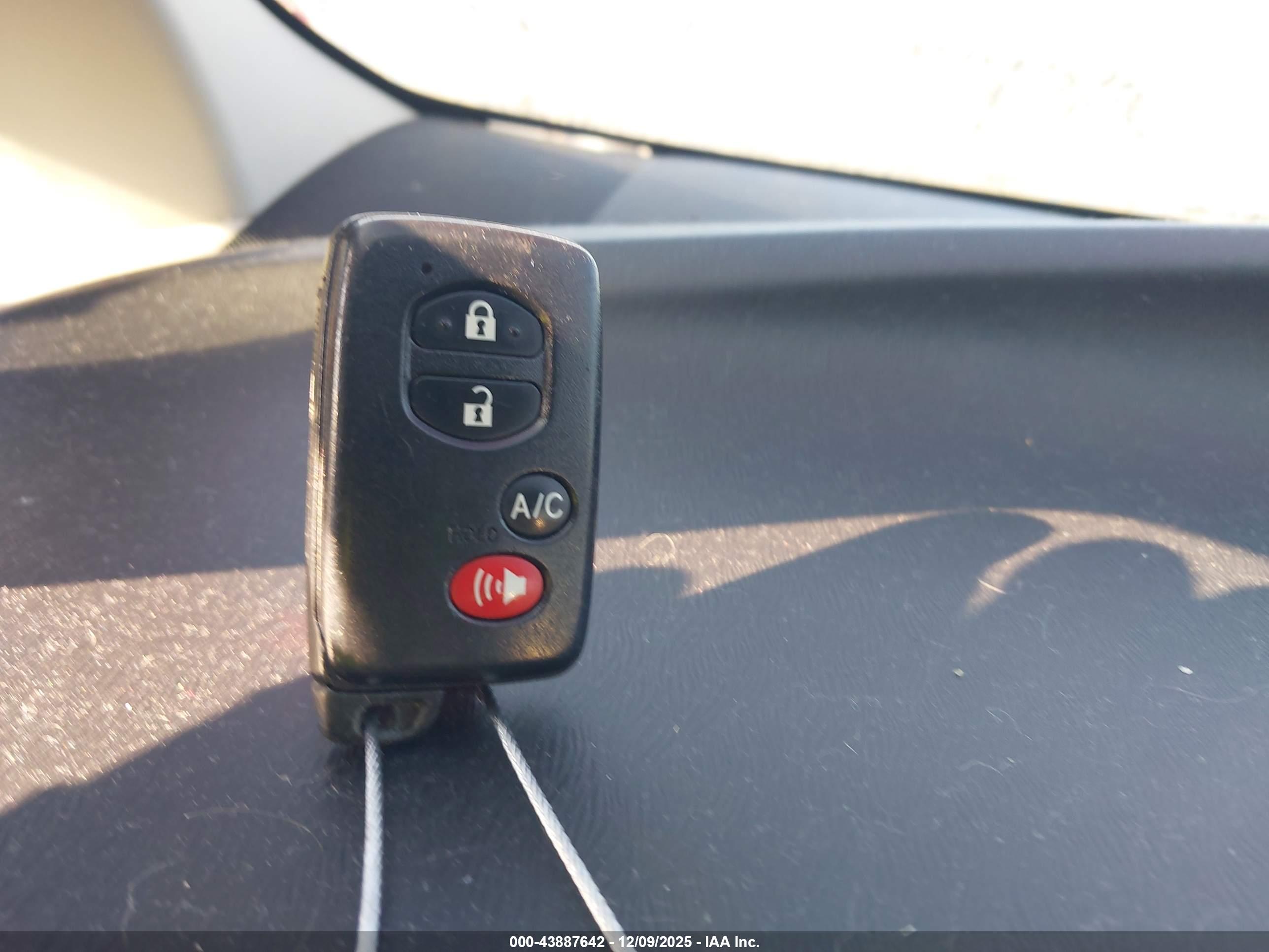 TOYOTA PRIUS image 11