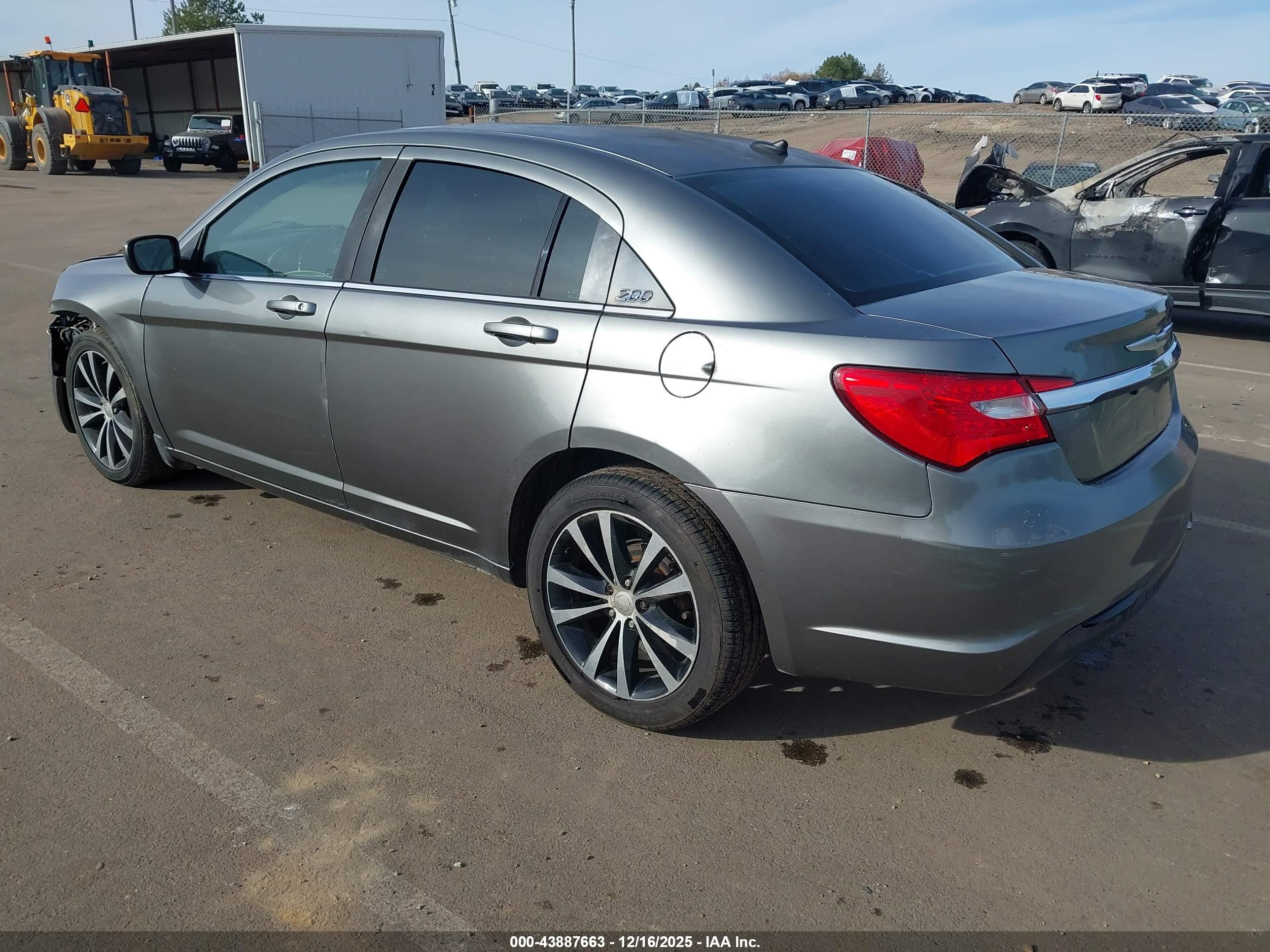 CHRYSLER 200 image 3