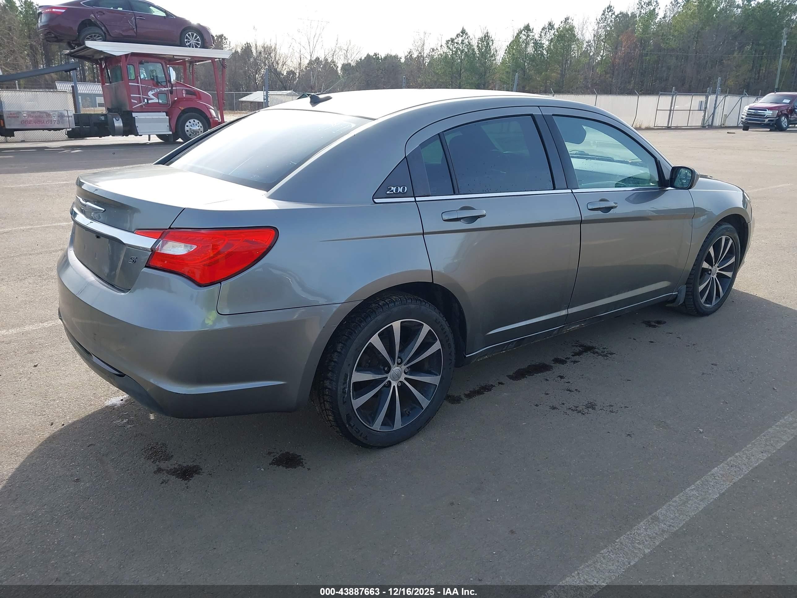 CHRYSLER 200 image 4