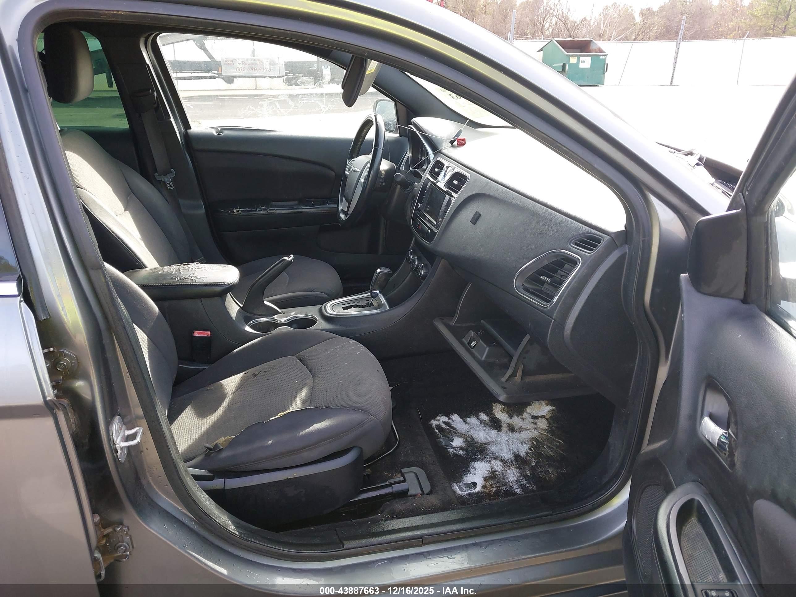 CHRYSLER 200 image 5