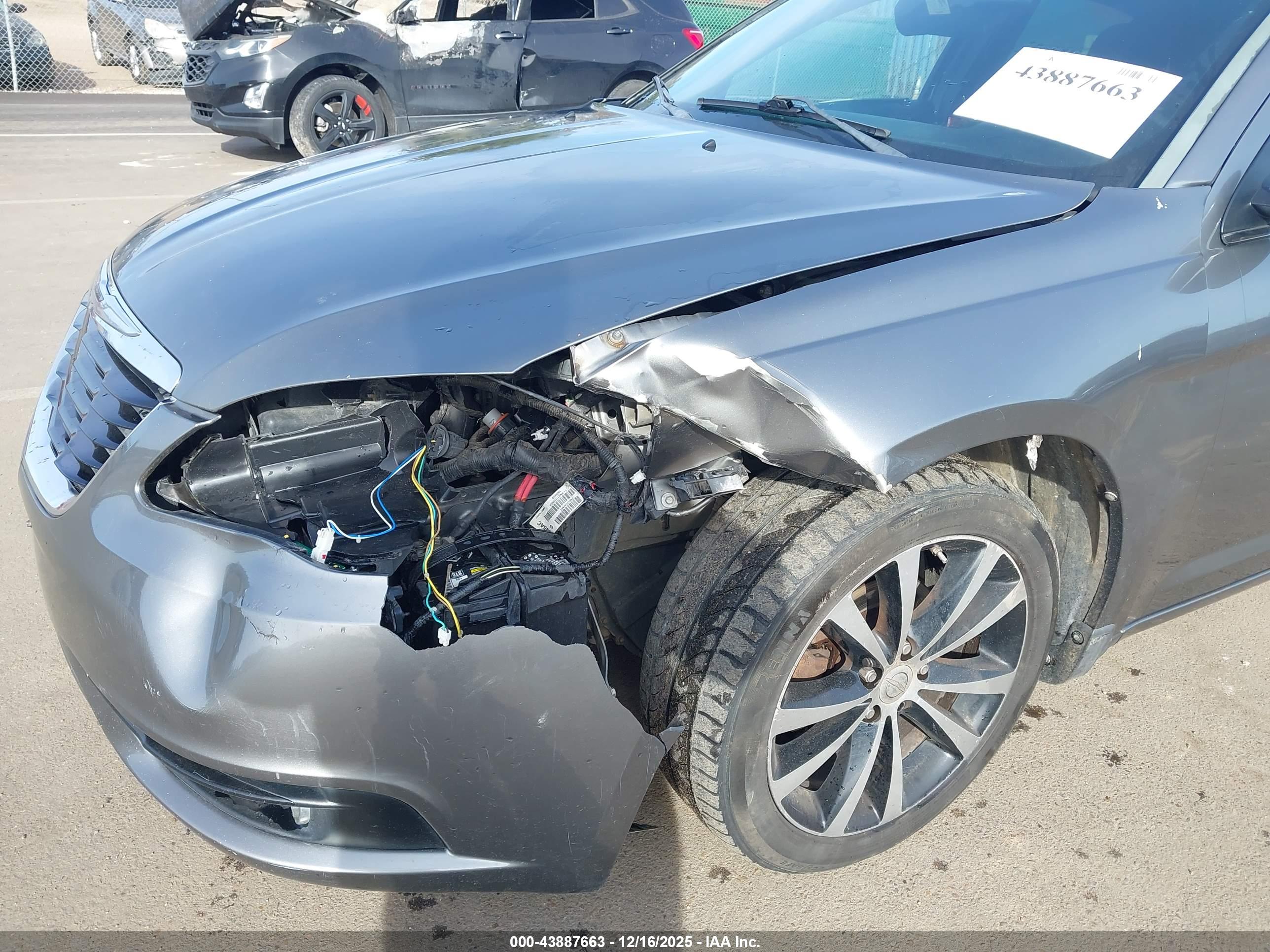 CHRYSLER 200 image 6