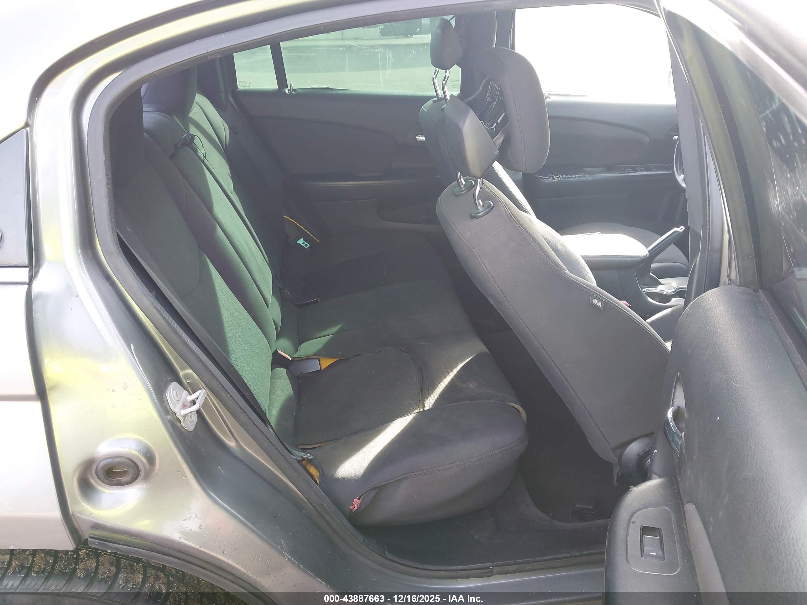 CHRYSLER 200 image 8