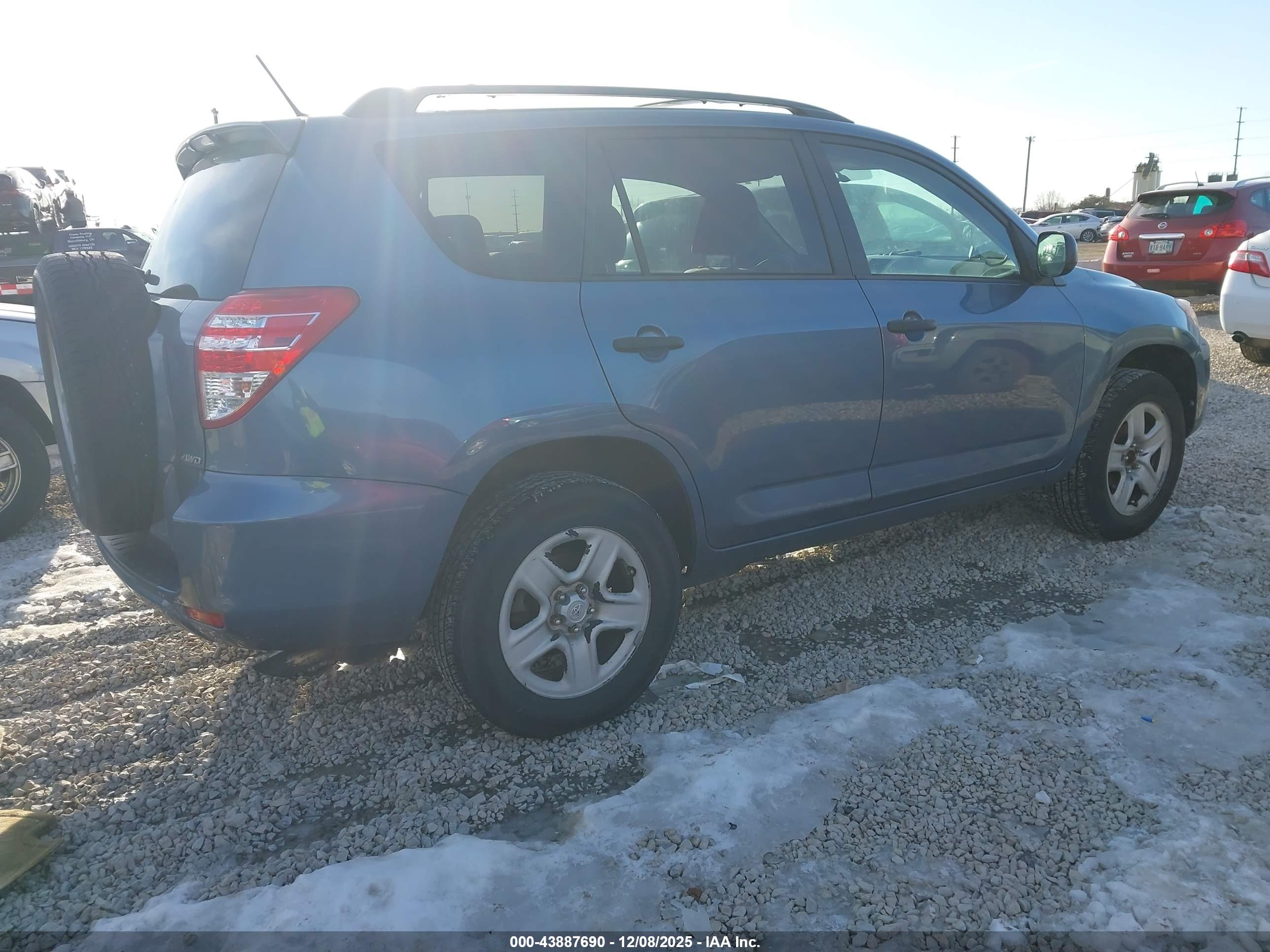 TOYOTA RAV4 image 4