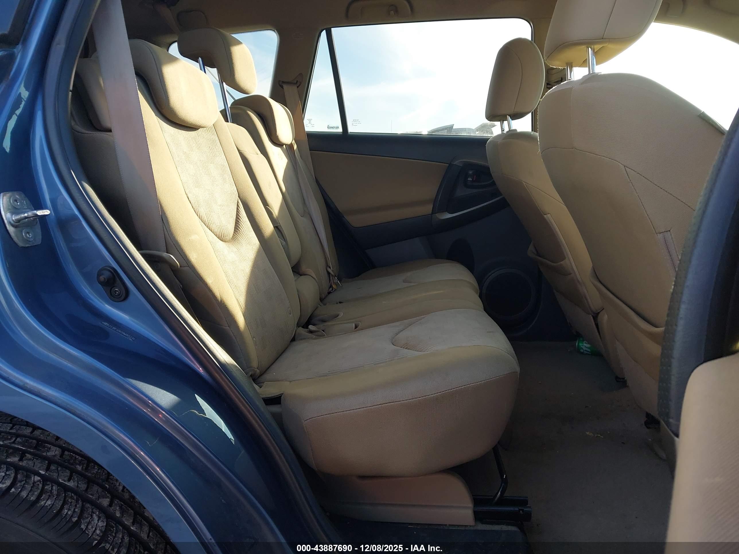 TOYOTA RAV4 image 8