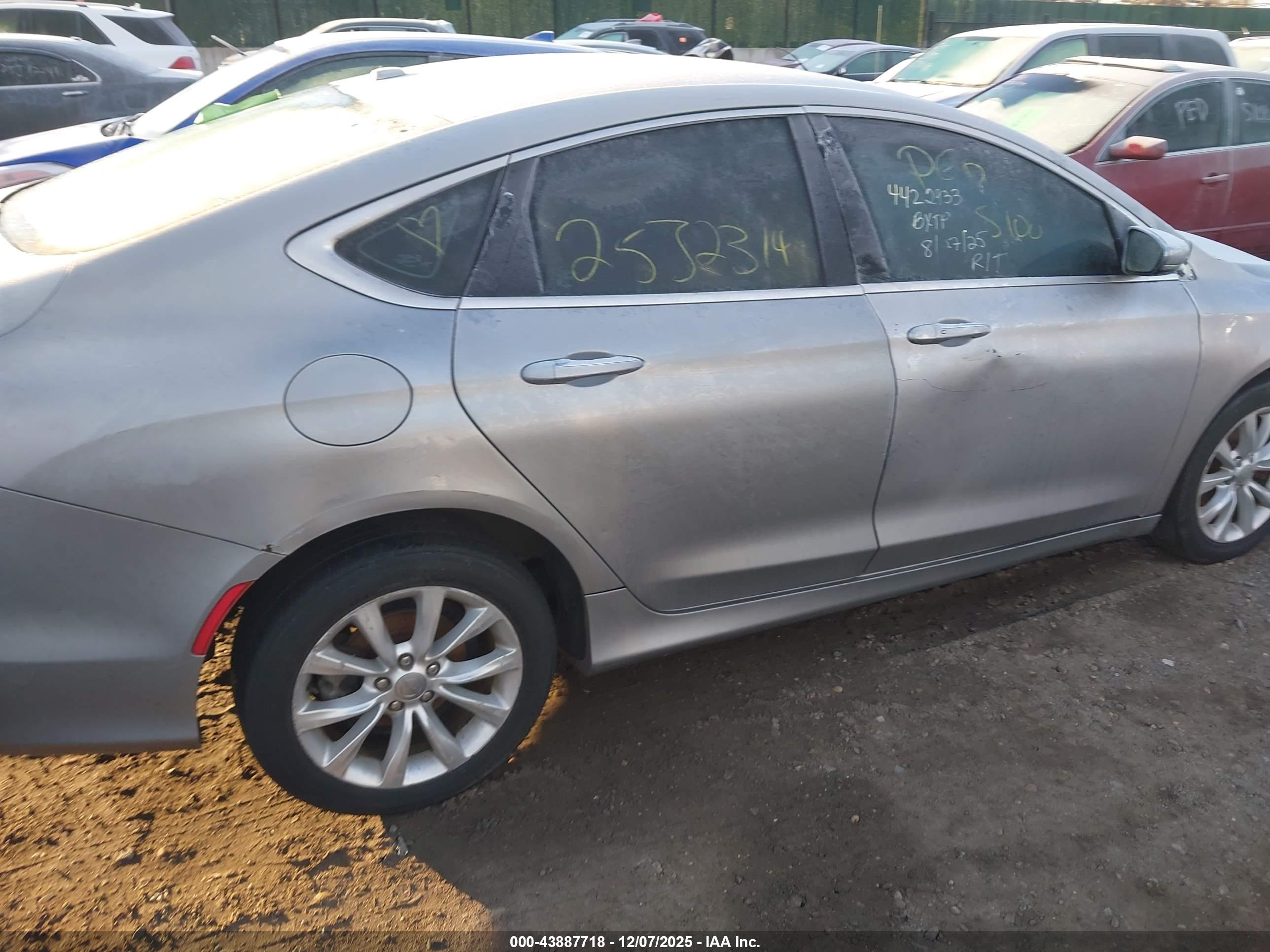 CHRYSLER 200 image 6