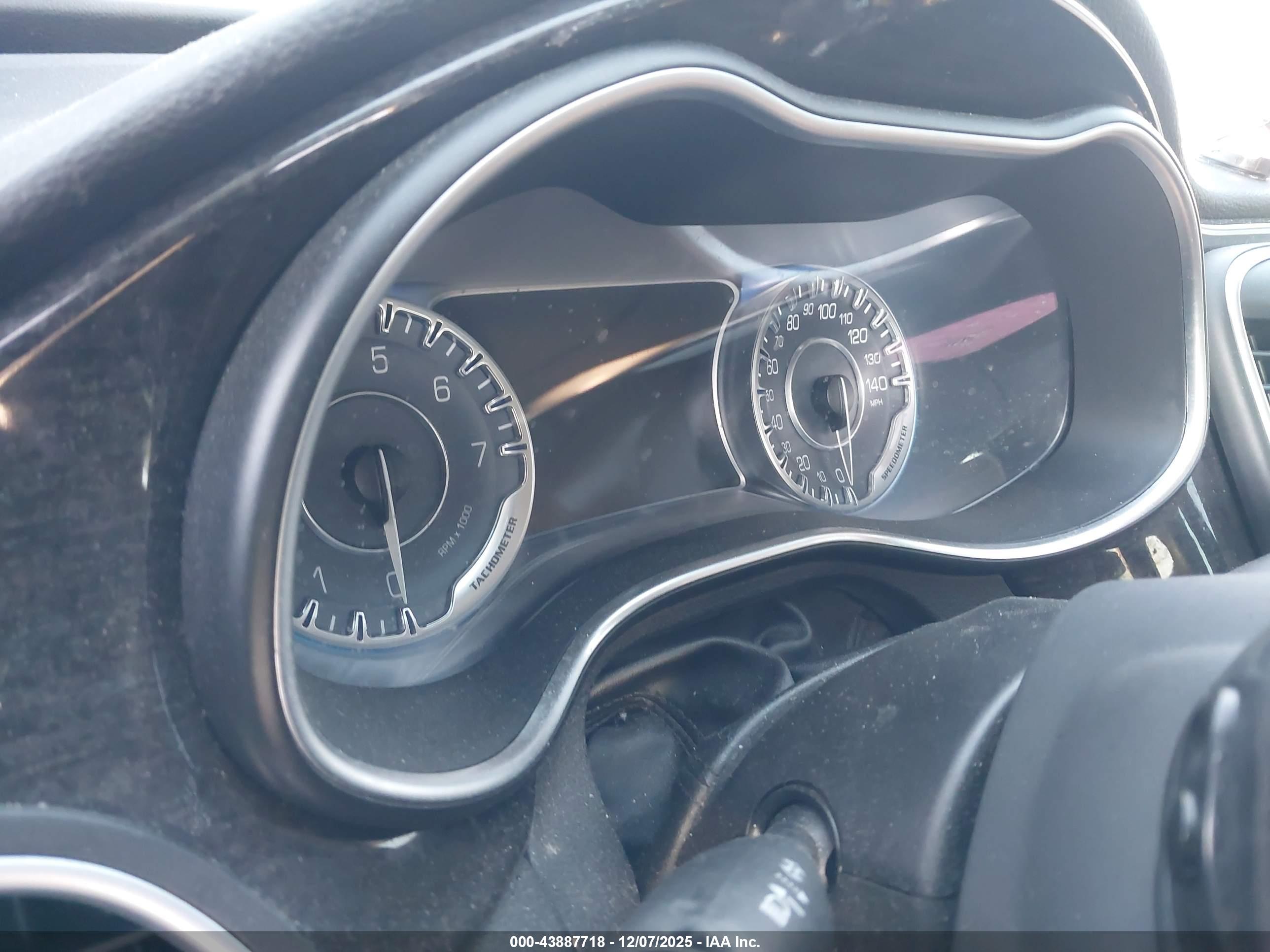 CHRYSLER 200 image 7