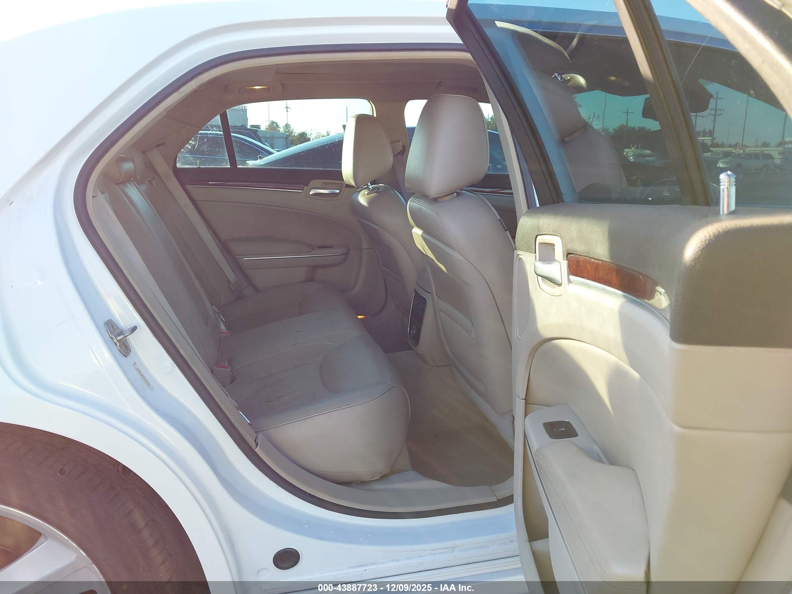 CHRYSLER 300C image 8