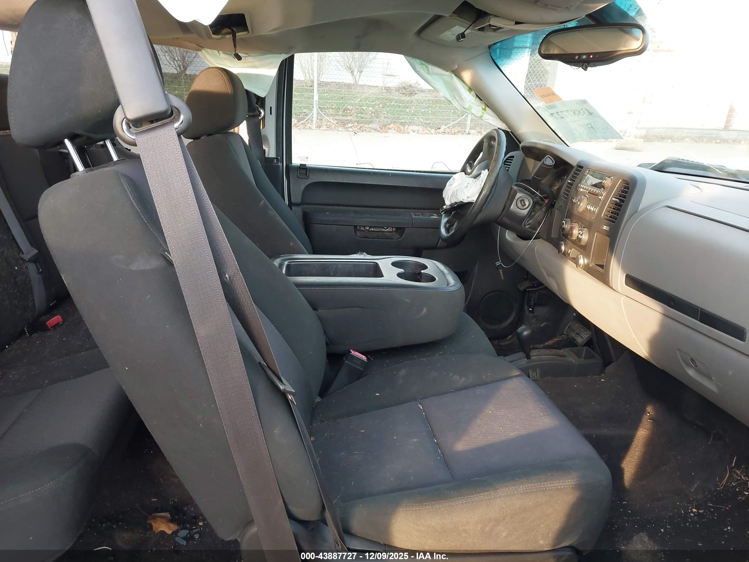 CHEVROLET SILVERADO image 5