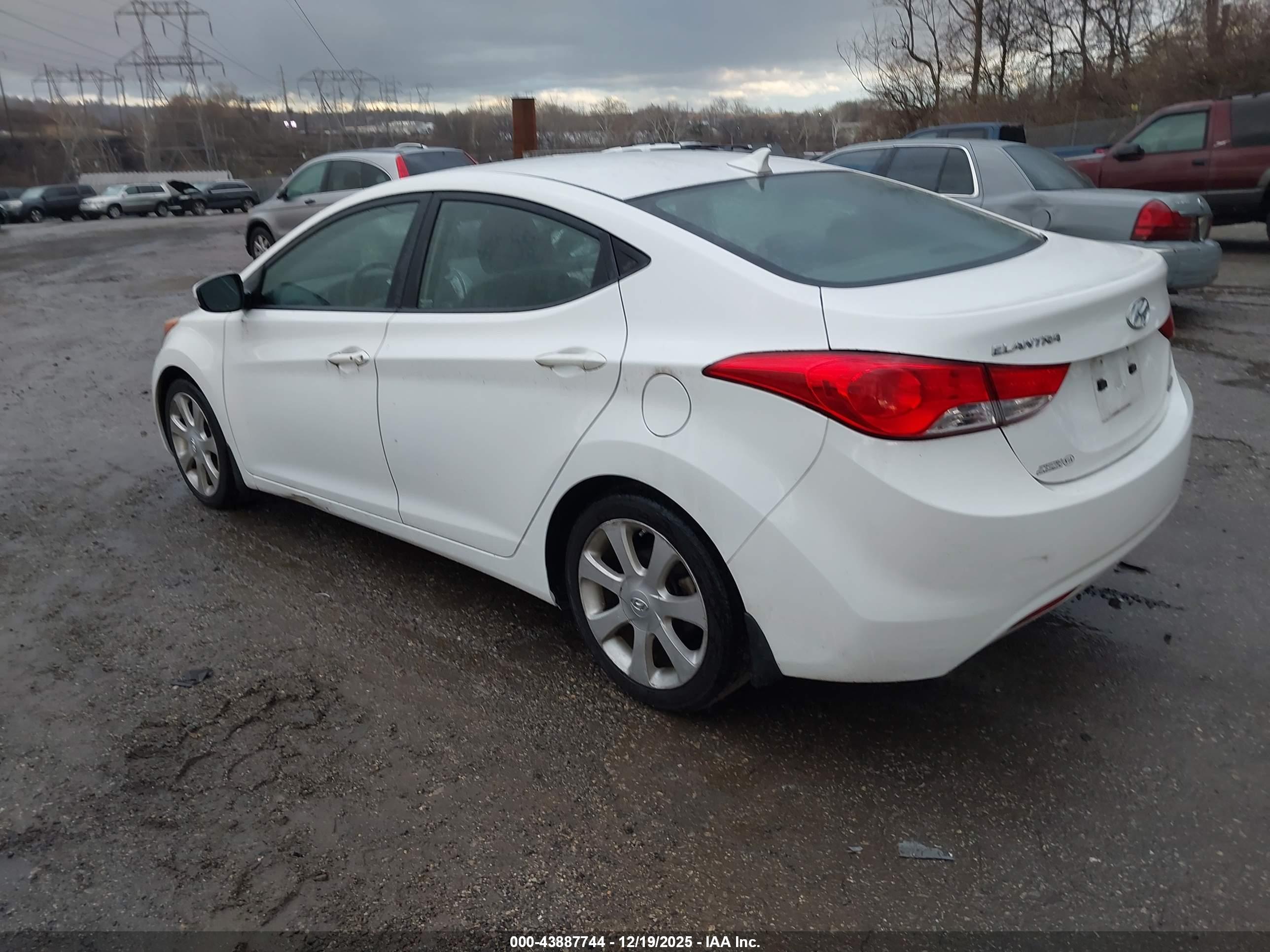 HYUNDAI ELANTRA image 3