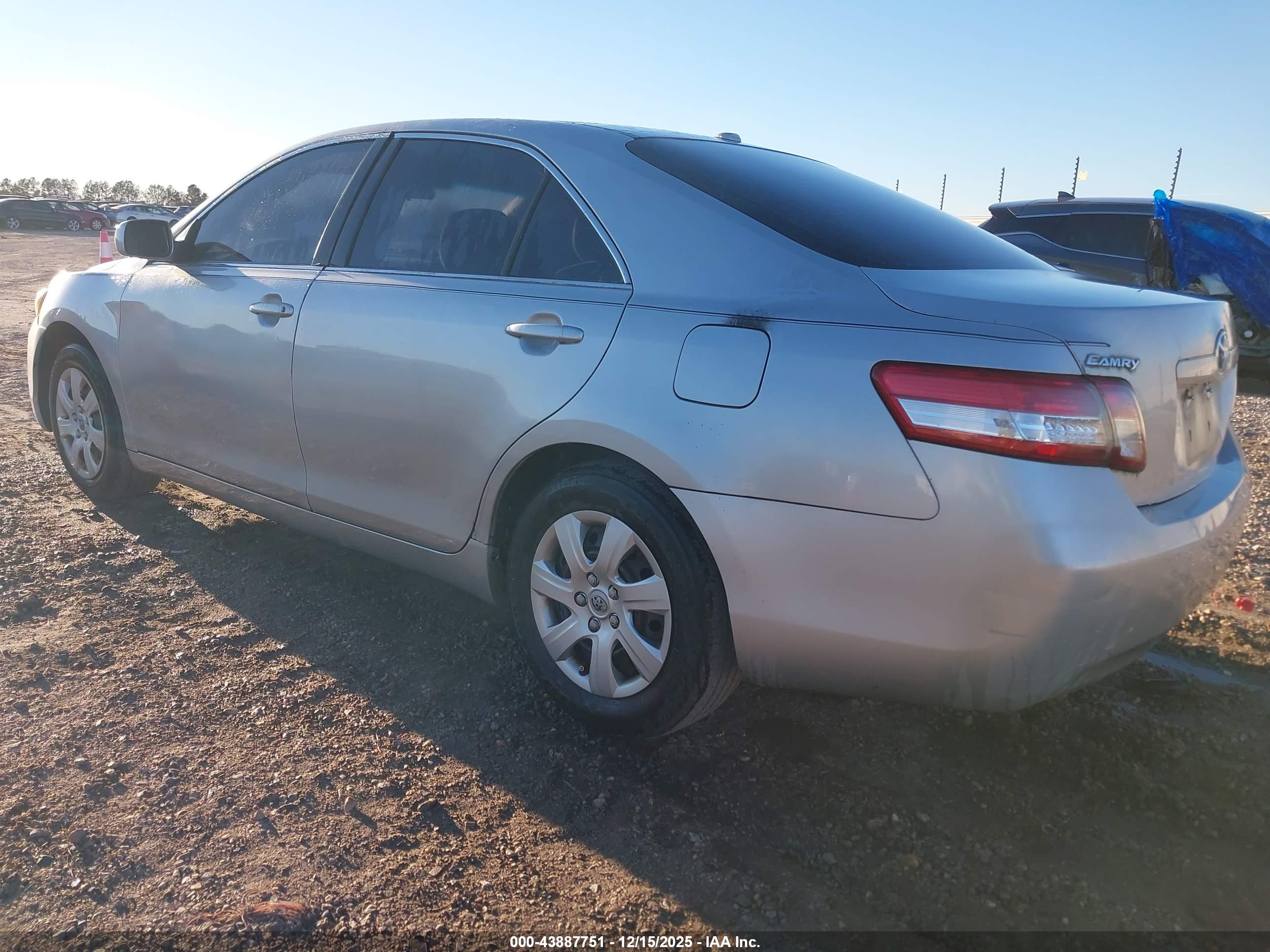 TOYOTA CAMRY image 3